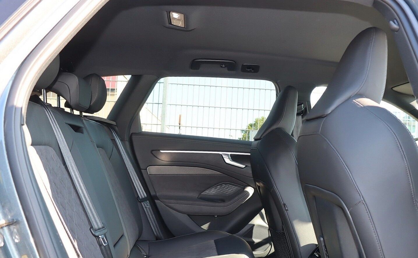AUDI A6 Avant TDI quattro 150 kW S tronic-image-4