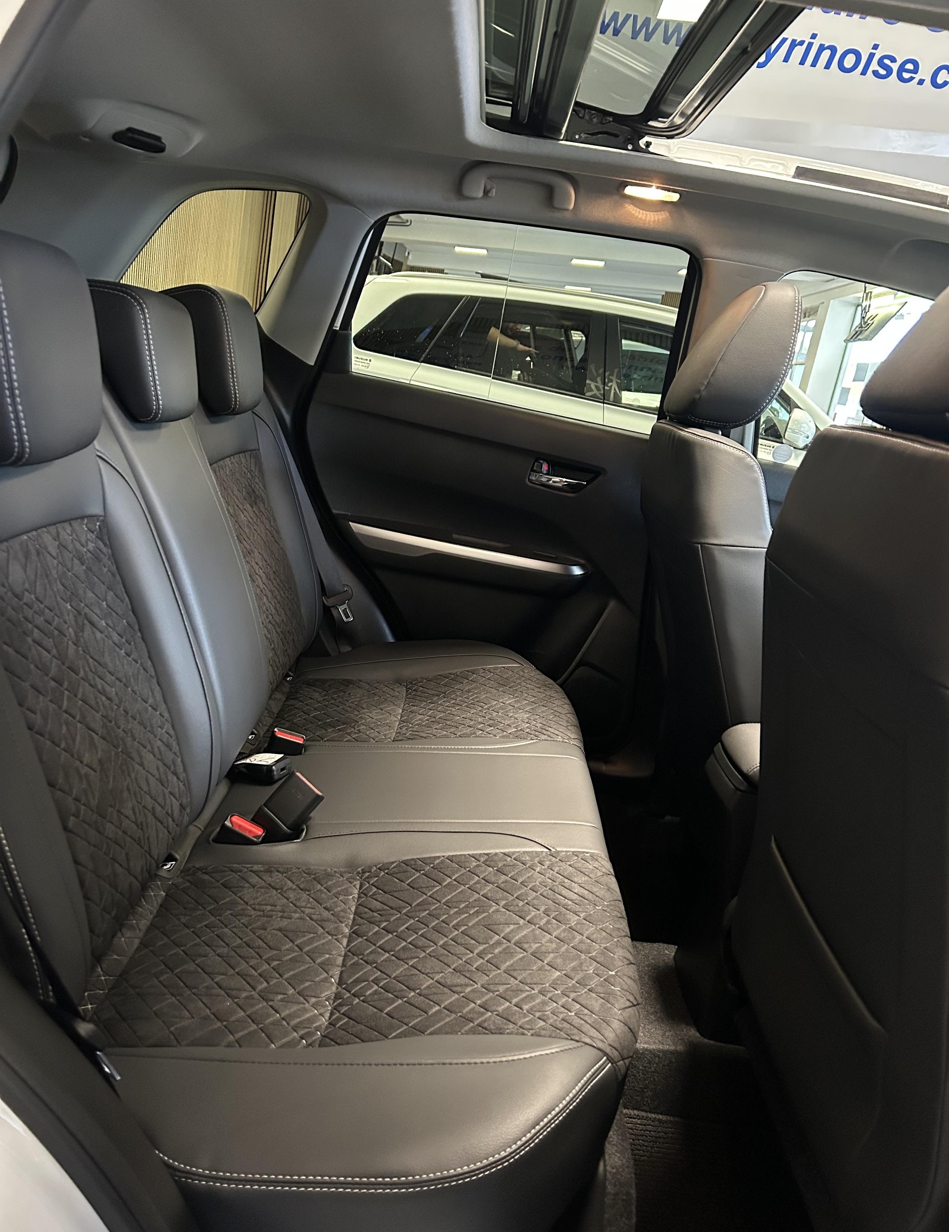 SUZUKI Vitara 1.4 T Sakura Top Hybrid 4x4-image-17