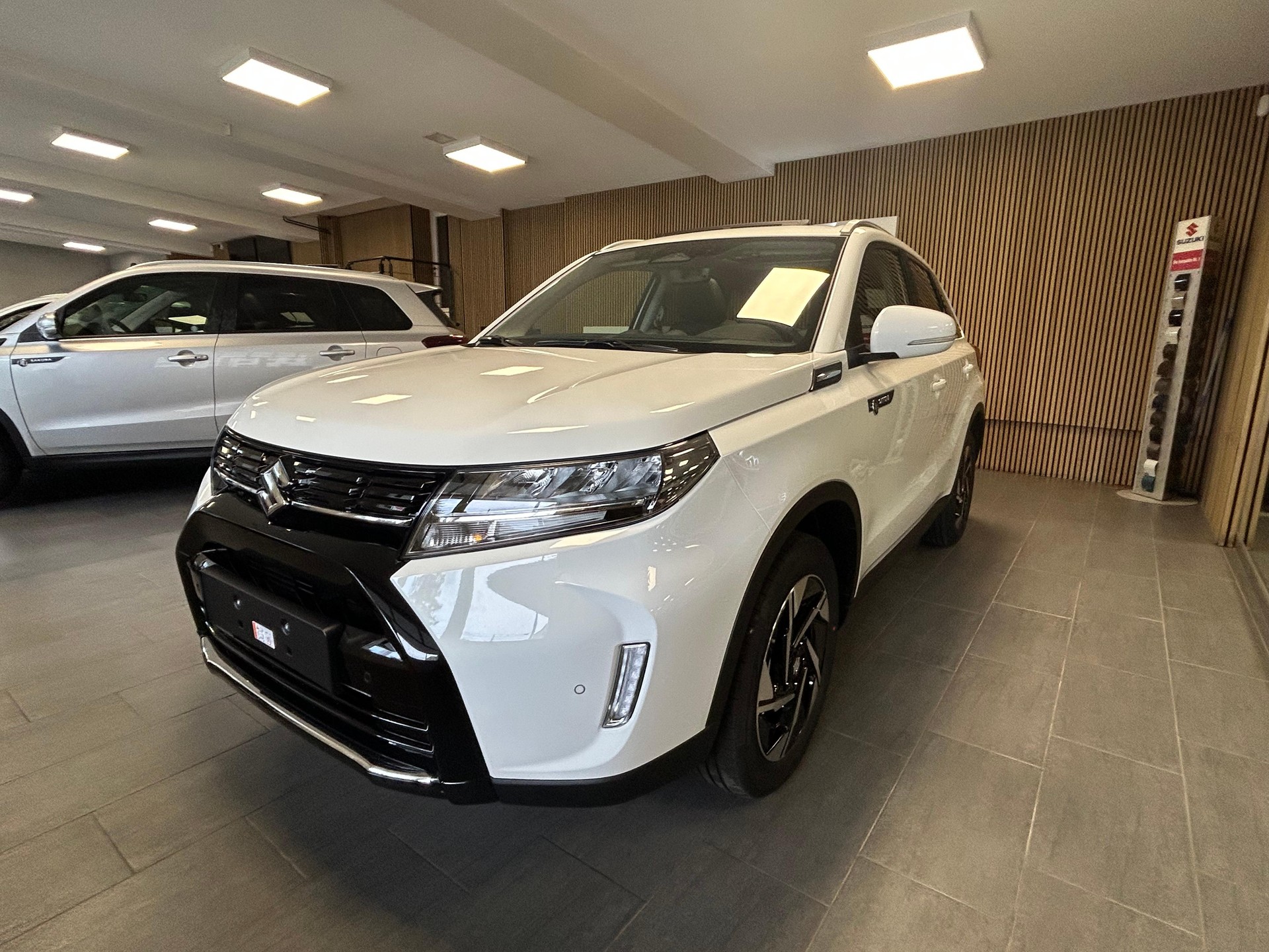 SUZUKI Vitara 1.4 T Sakura Top Hybrid 4x4 4 ROUES HIVER OFFERT-image-4