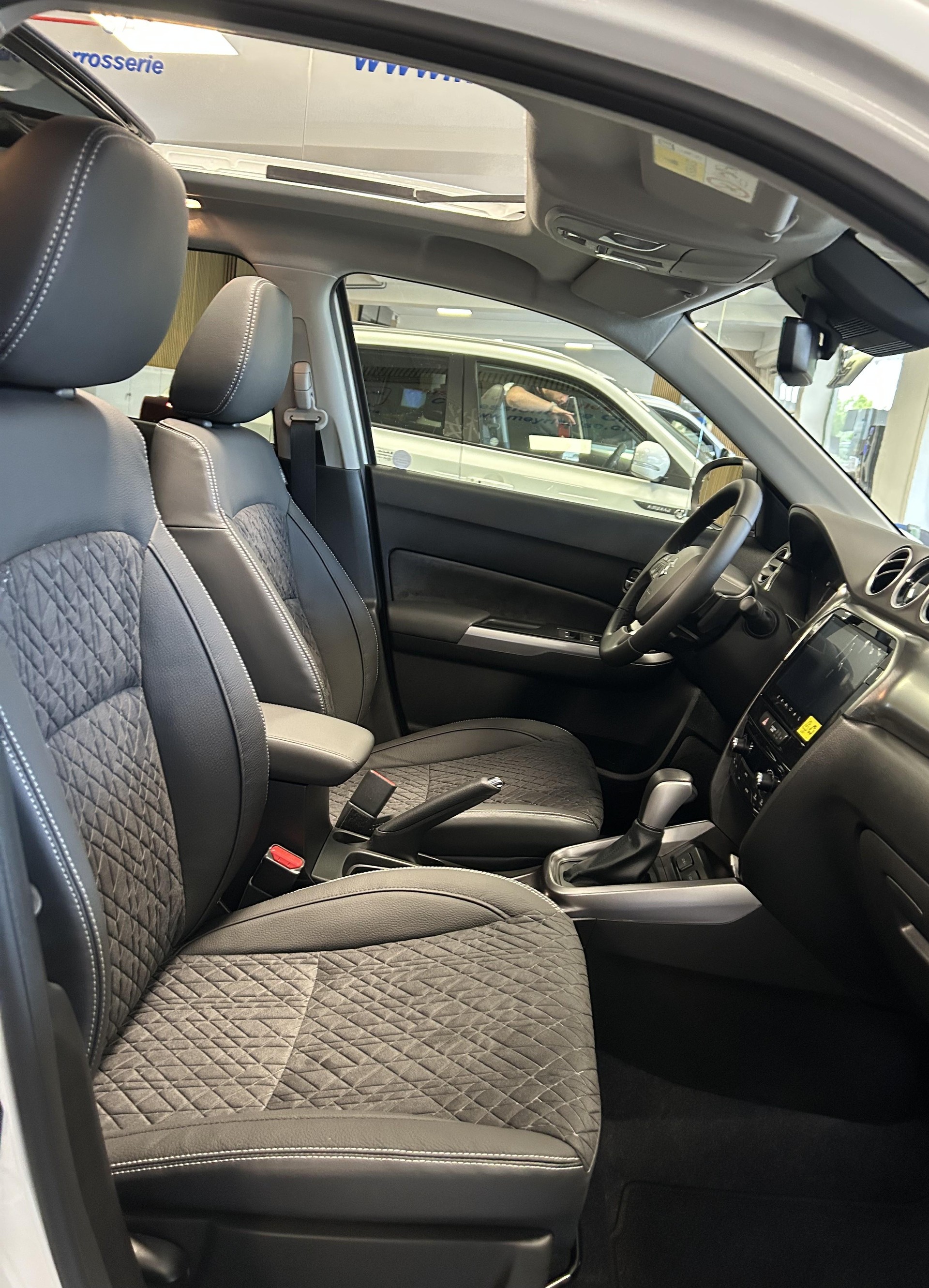 SUZUKI Vitara 1.4 T Sakura Top Hybrid 4x4 4 ROUES HIVER OFFERT-image-15