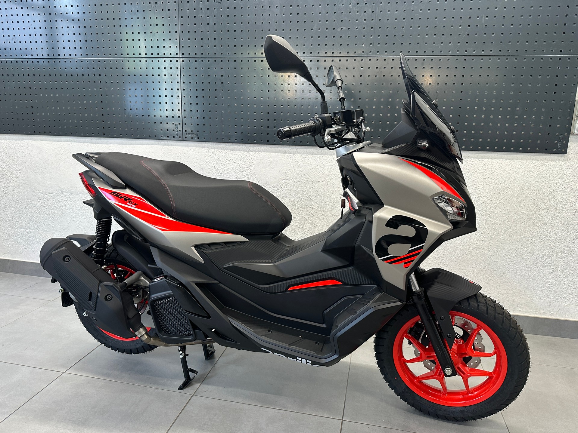 APRILIA SR GT 125 ABS | Neu | 125cc | Adventure Roller | Garantie-showroom-element-2