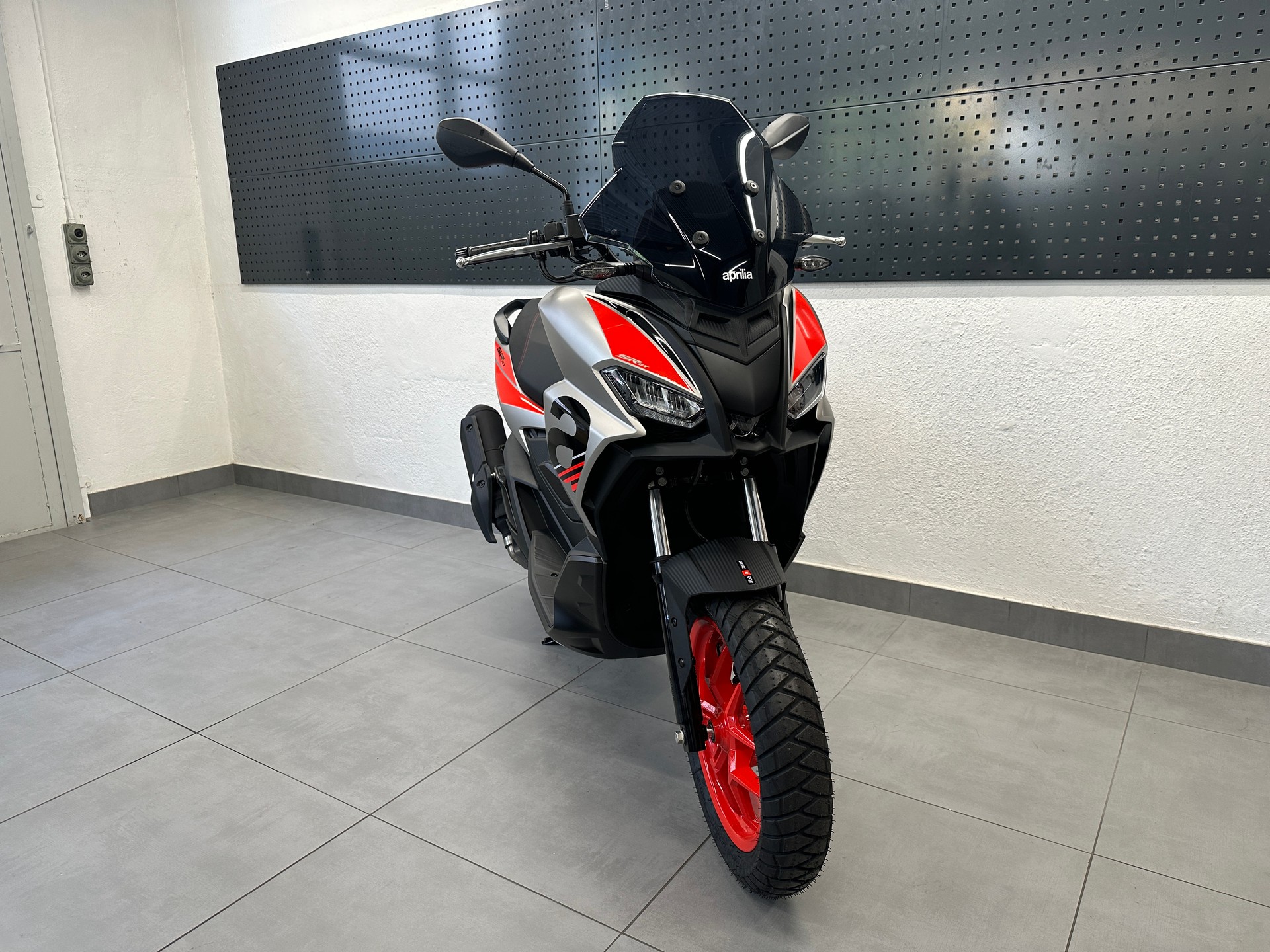 APRILIA SR GT 125 ABS | Neu | 125cc | Adventure Roller | Garantie-showroom-element-1