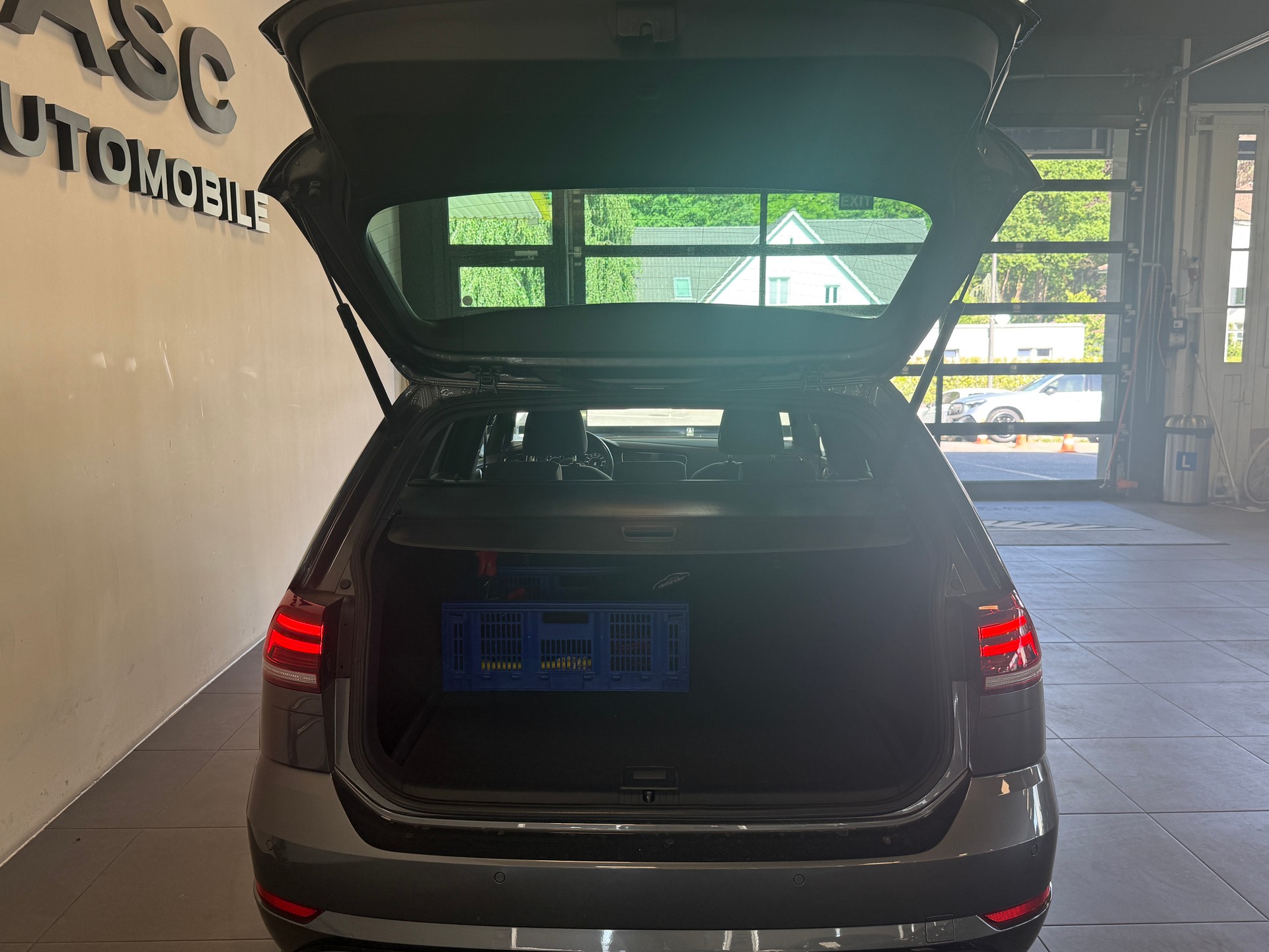 VW Golf Variant 2.0 TSI R 4Motion DSG-image-5