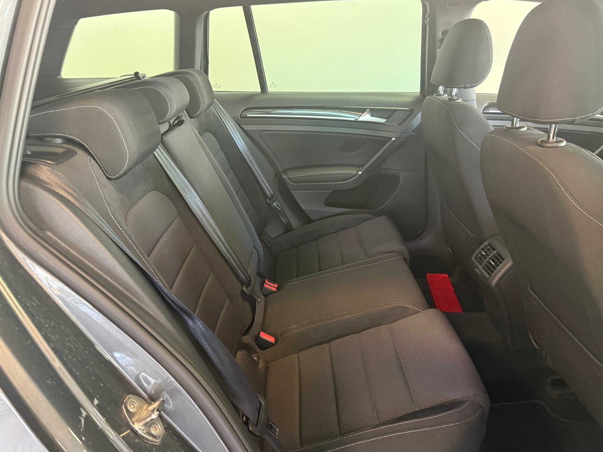 VW Golf Variant 2.0 TSI R 4Motion DSG-image-7