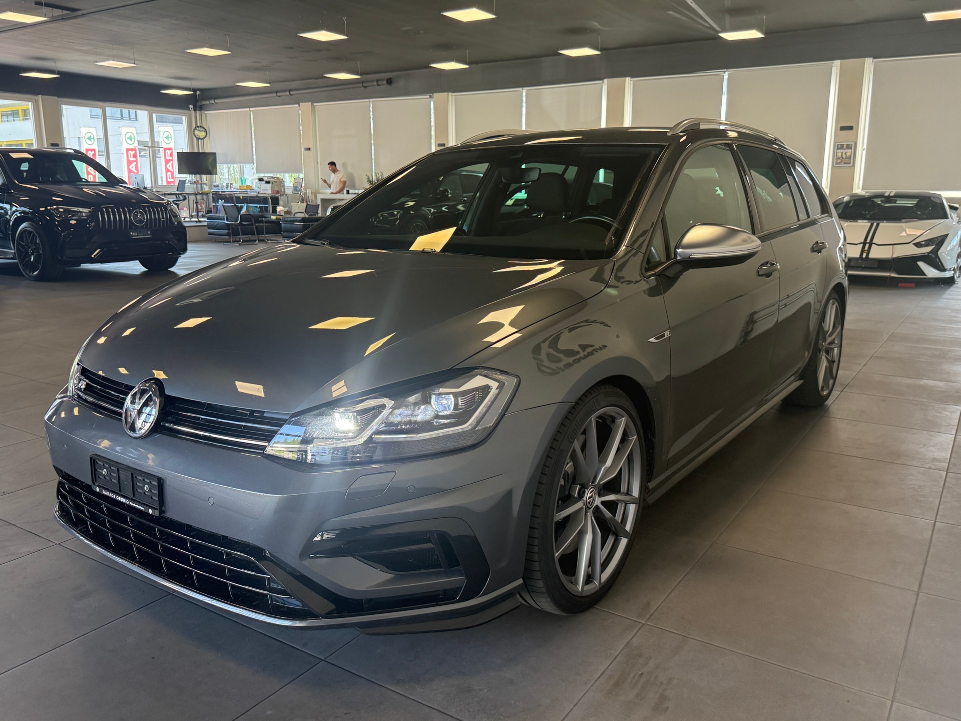 VW Golf Variant 2.0 TSI R 4Motion DSG-image-1