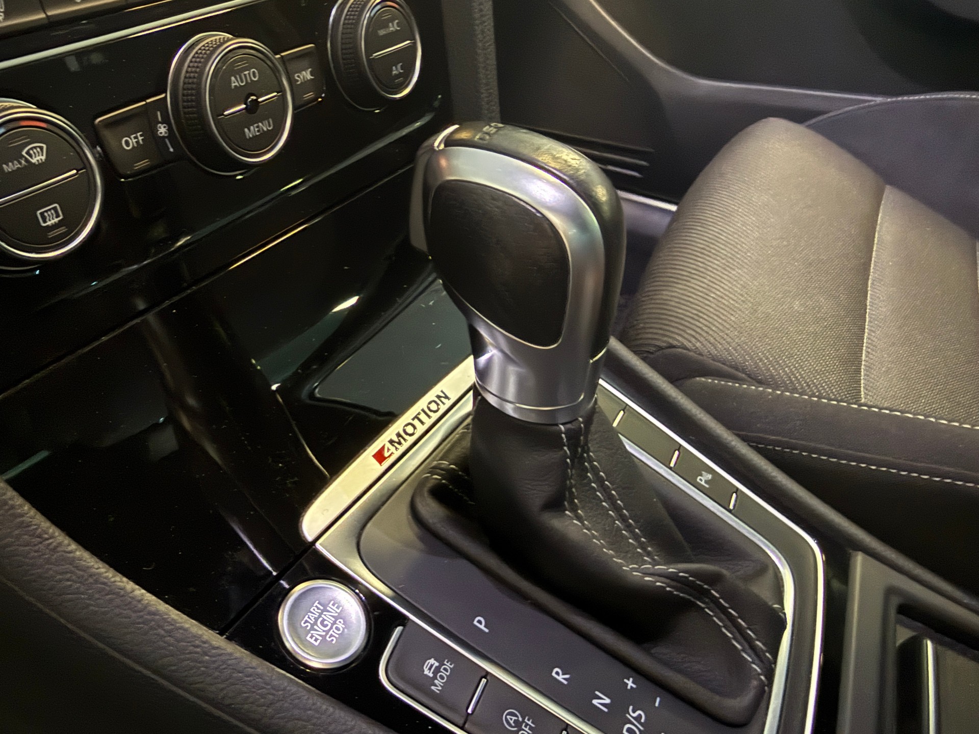 VW Golf Variant 2.0 TSI R 4Motion DSG-image-12