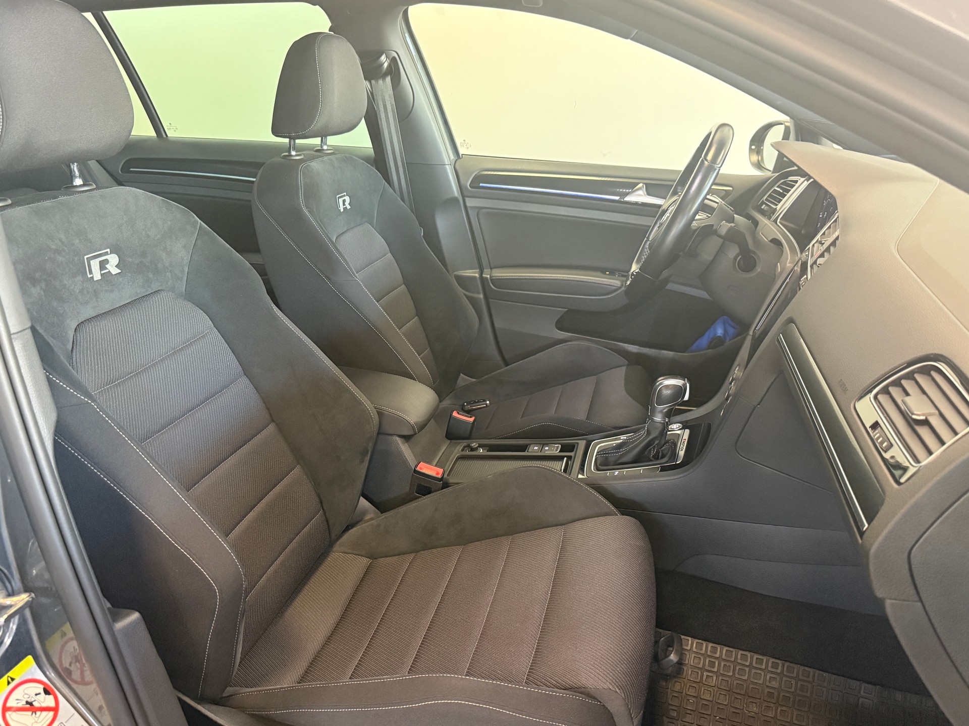 VW Golf Variant 2.0 TSI R 4Motion DSG-image-8
