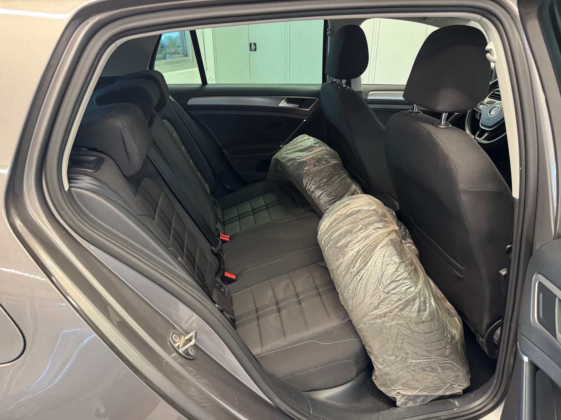 VW Golf 1.6 TDI R-Line Design 4Motion-image-12