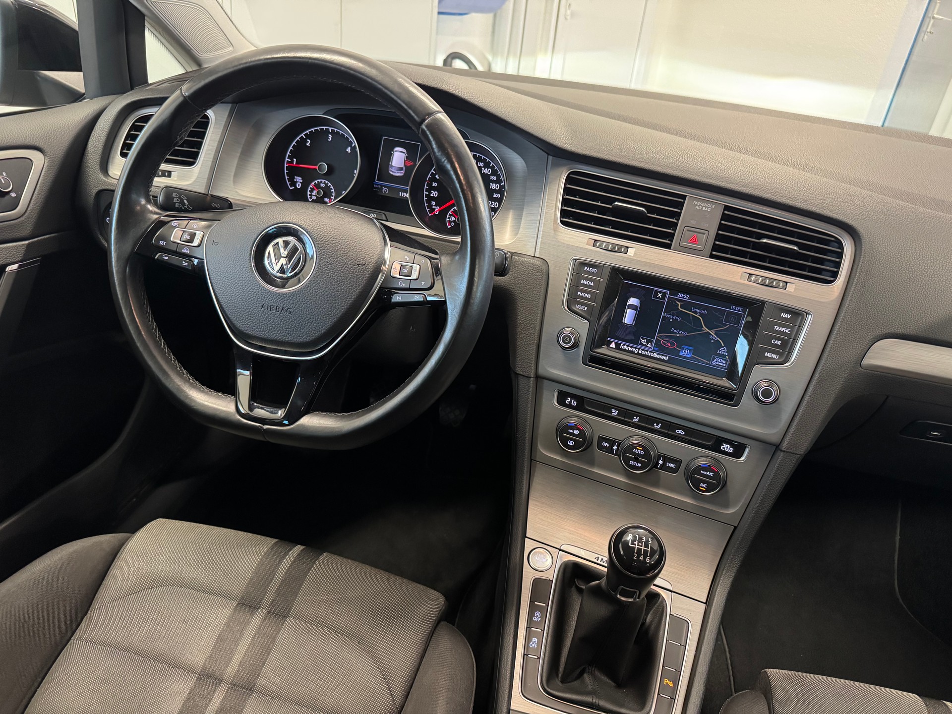 VW Golf 1.6 TDI R-Line Design 4Motion-image-9