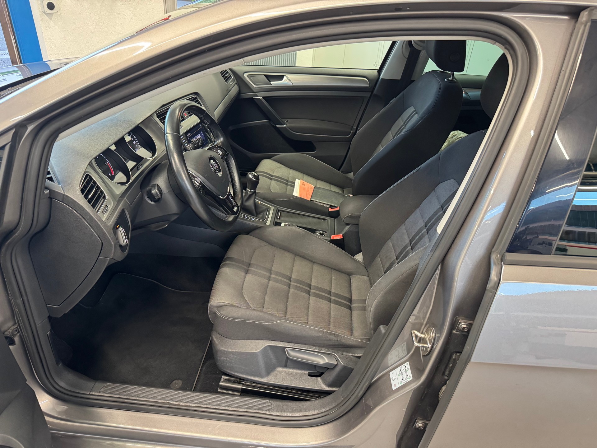 VW Golf 1.6 TDI R-Line Design 4Motion-image-6