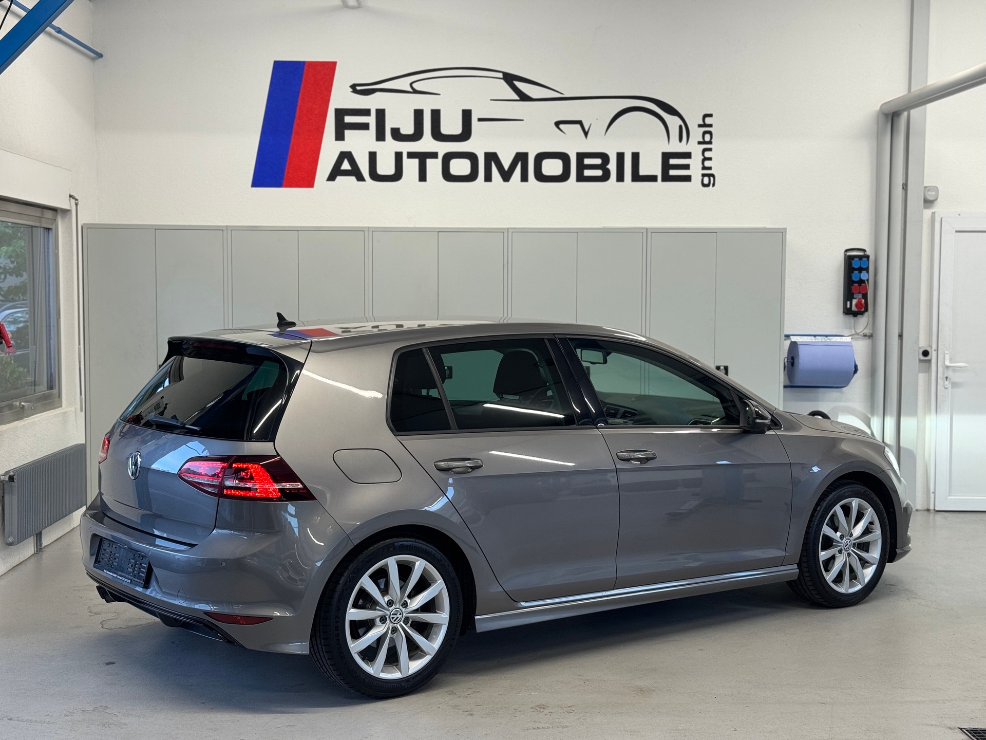 VW Golf 1.6 TDI R-Line Design 4Motion-image-3