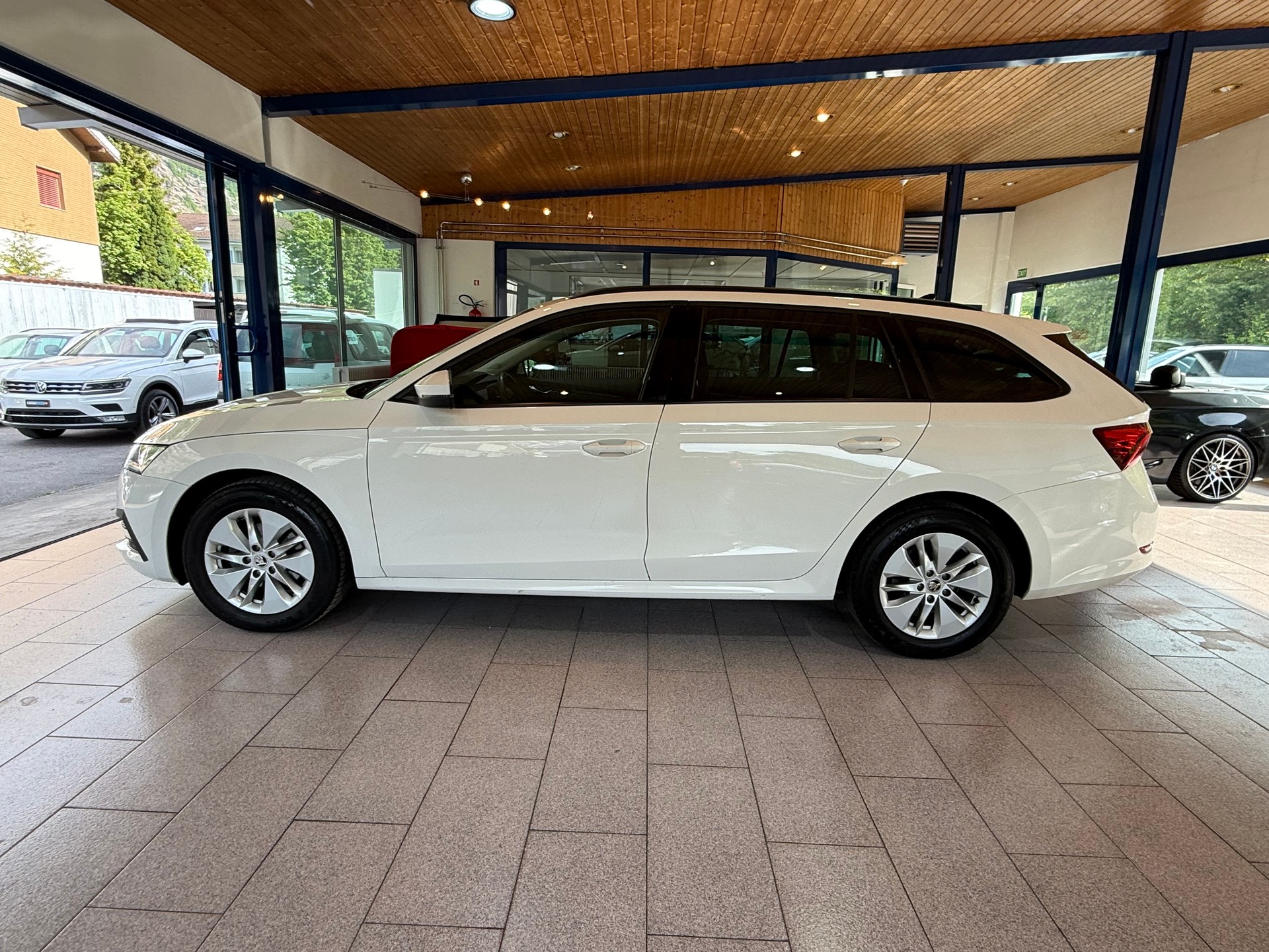 SKODA Octavia Combi 2.0 TDI DSG Ambition-image-9