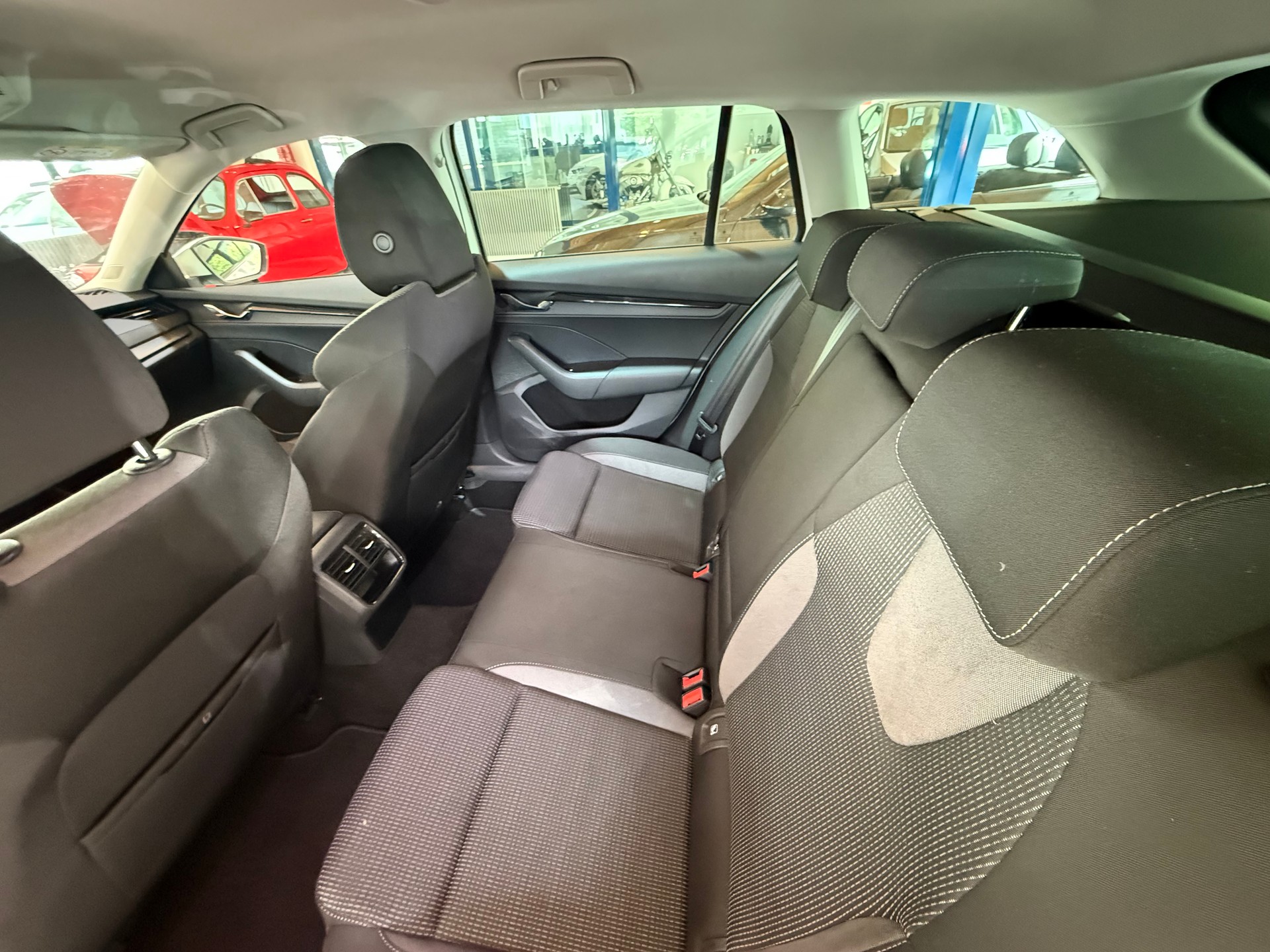 SKODA Octavia Combi 2.0 TDI DSG Ambition-image-6