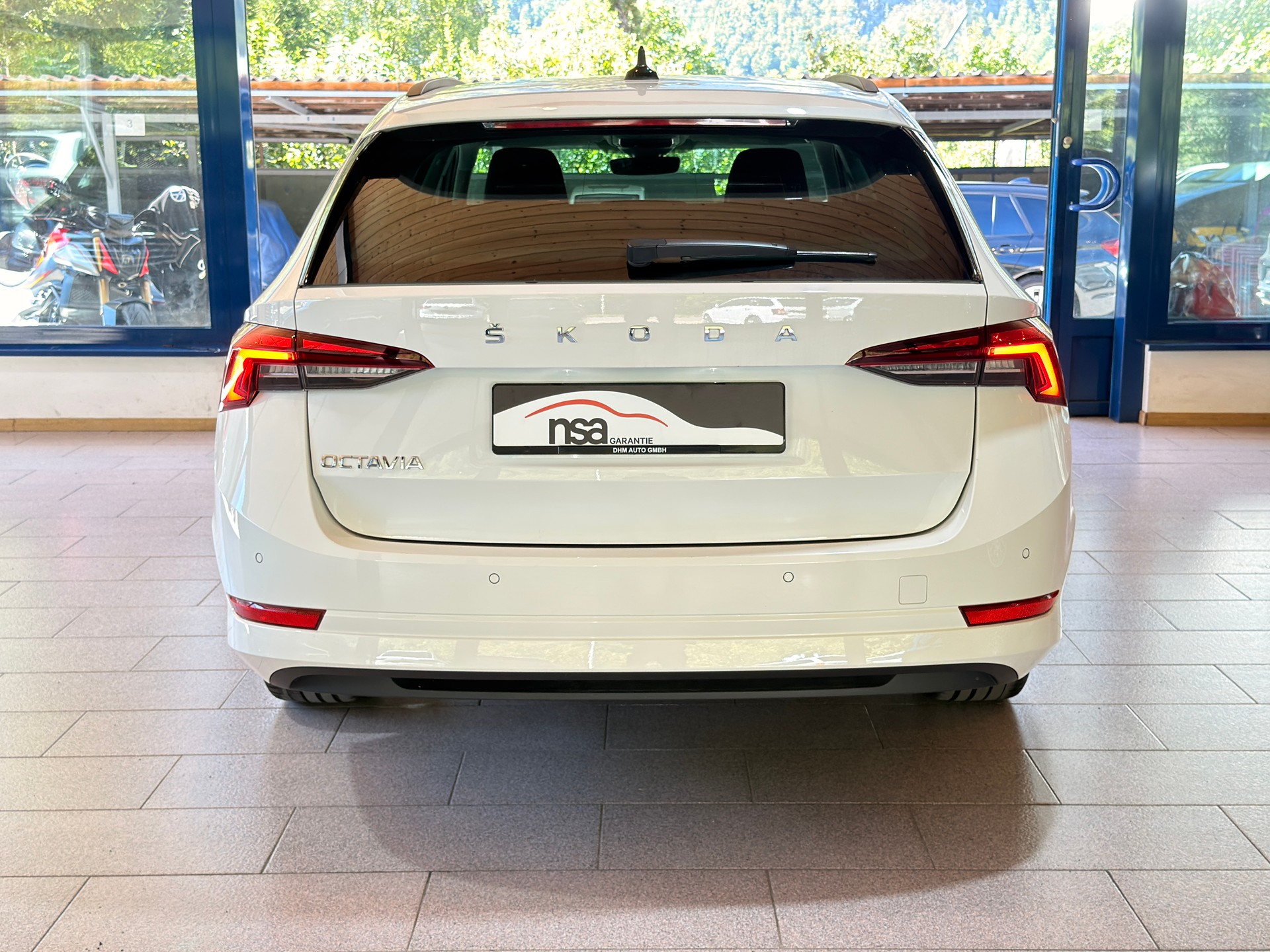 SKODA Octavia Combi 2.0 TDI DSG Ambition-image-6