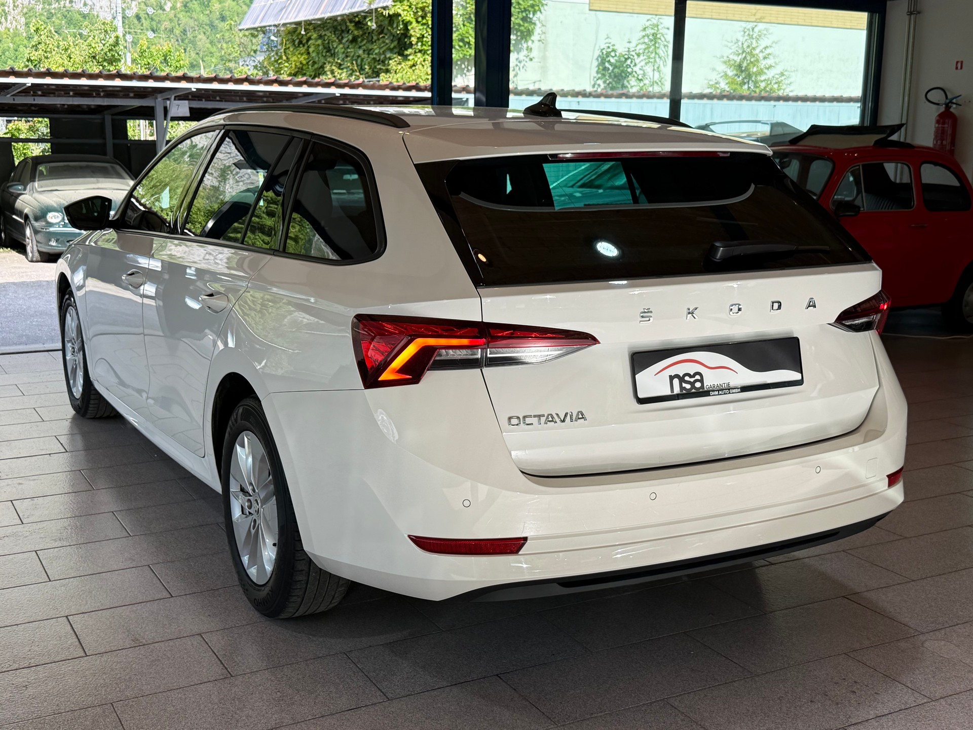 SKODA Octavia Combi 2.0 TDI DSG Ambition-image-8