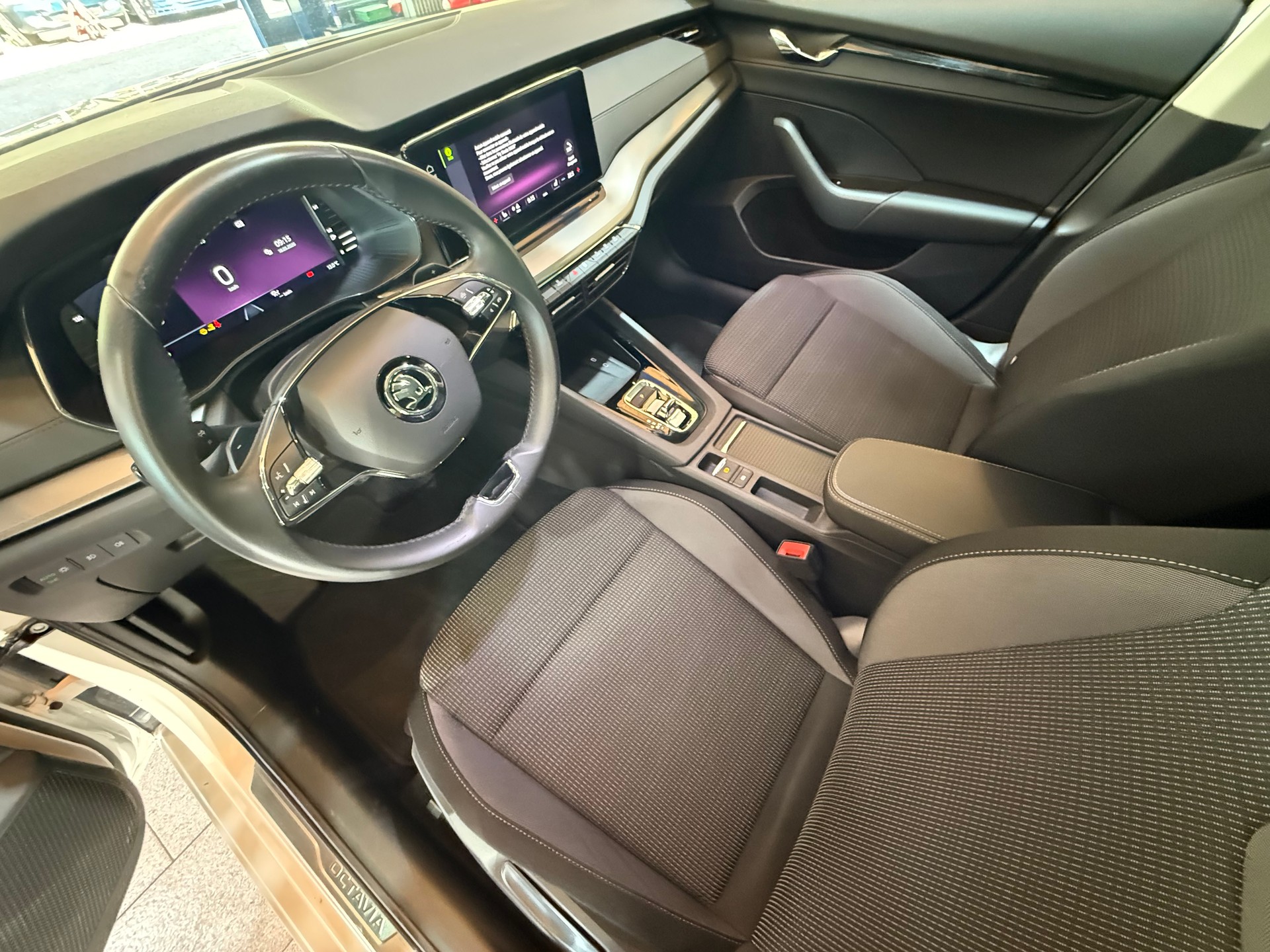 SKODA Octavia Combi 2.0 TDI DSG Ambition-image-3