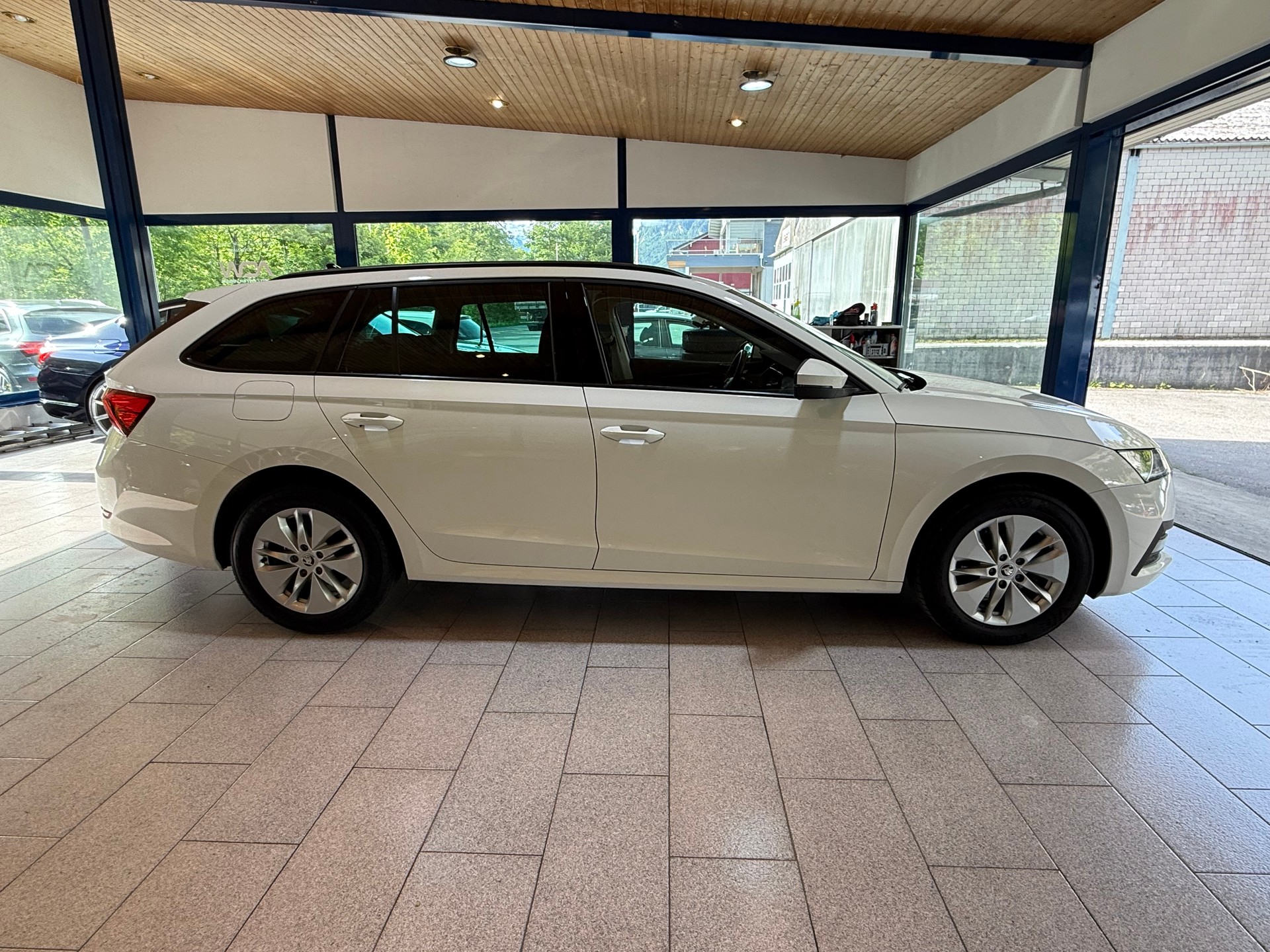 SKODA Octavia Combi 2.0 TDI DSG Ambition-image-10