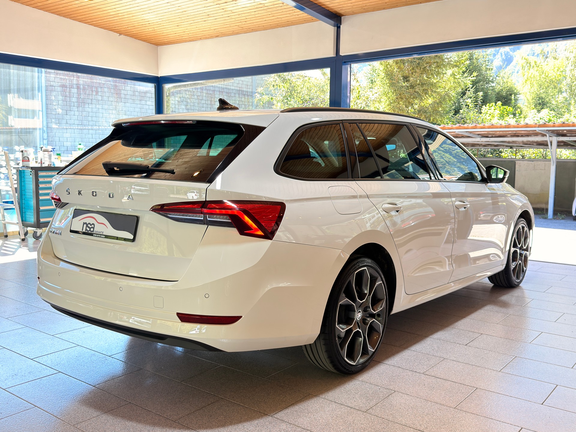 SKODA Octavia Combi 2.0 TDI DSG Ambition-image-5