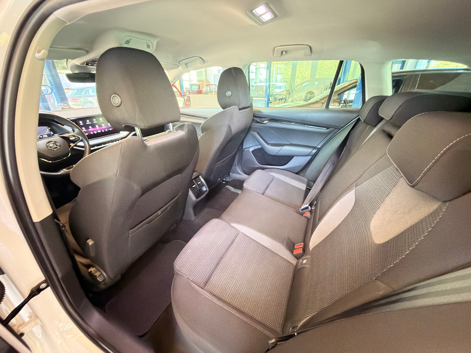 SKODA Octavia Combi 2.0 TDI DSG Ambition-image-8