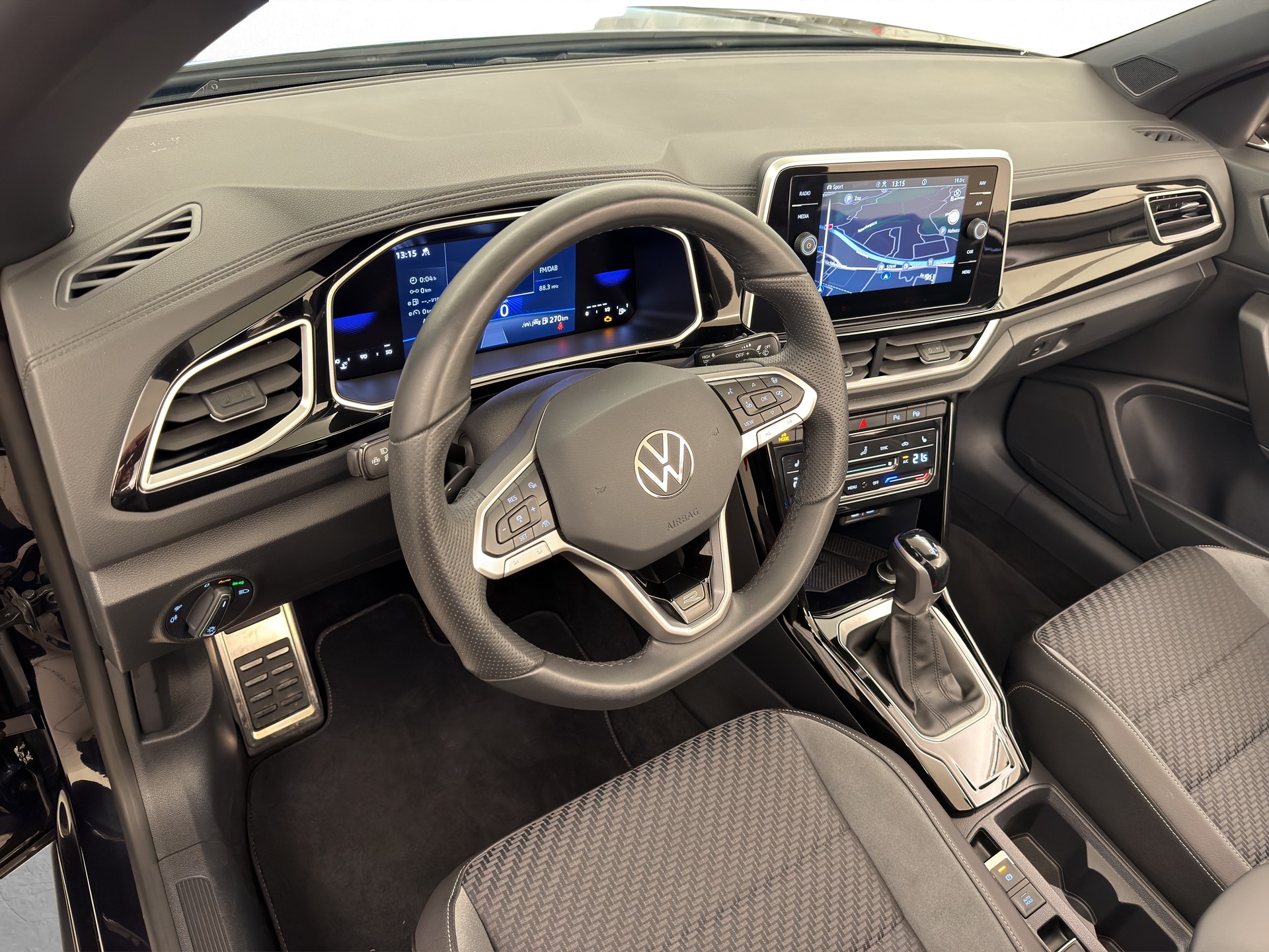 VW T-Roc Cabriolet 1.5 TSI R-Line-image-13