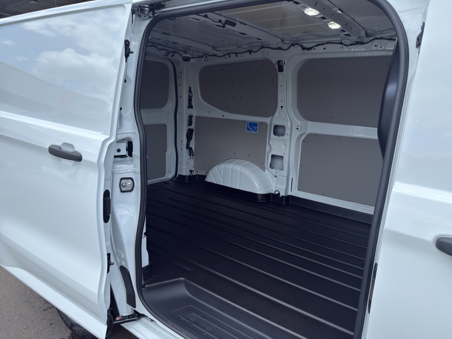 FORD Transit C Van 320 L1 2.0 EcoBlue 136 Trend-image-11