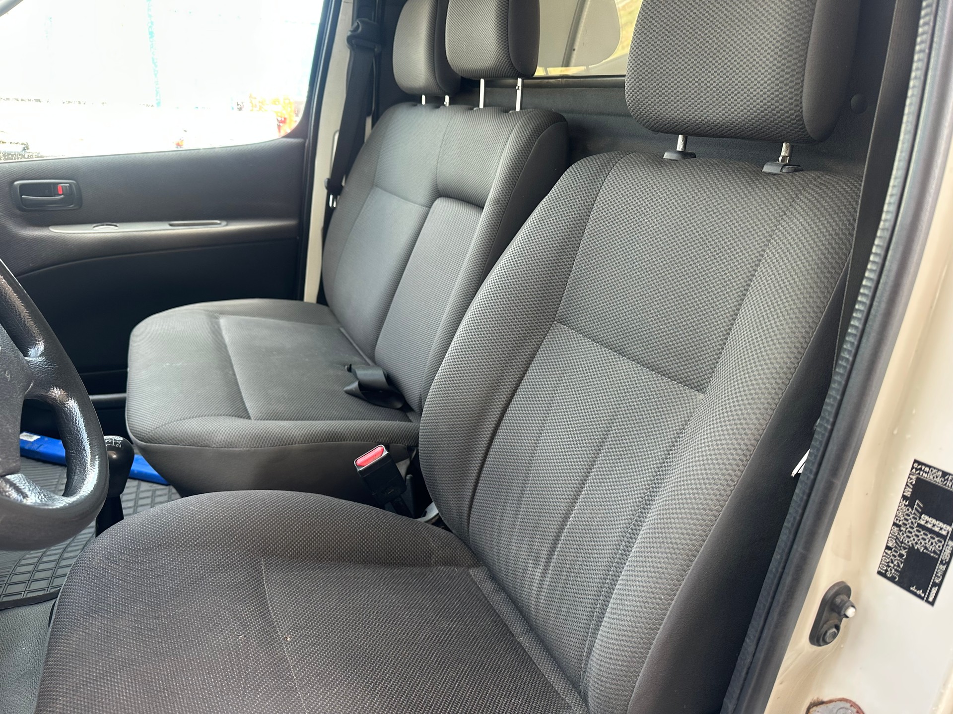 TOYOTA Hiace D-4D Van 4WD SWB-image-6