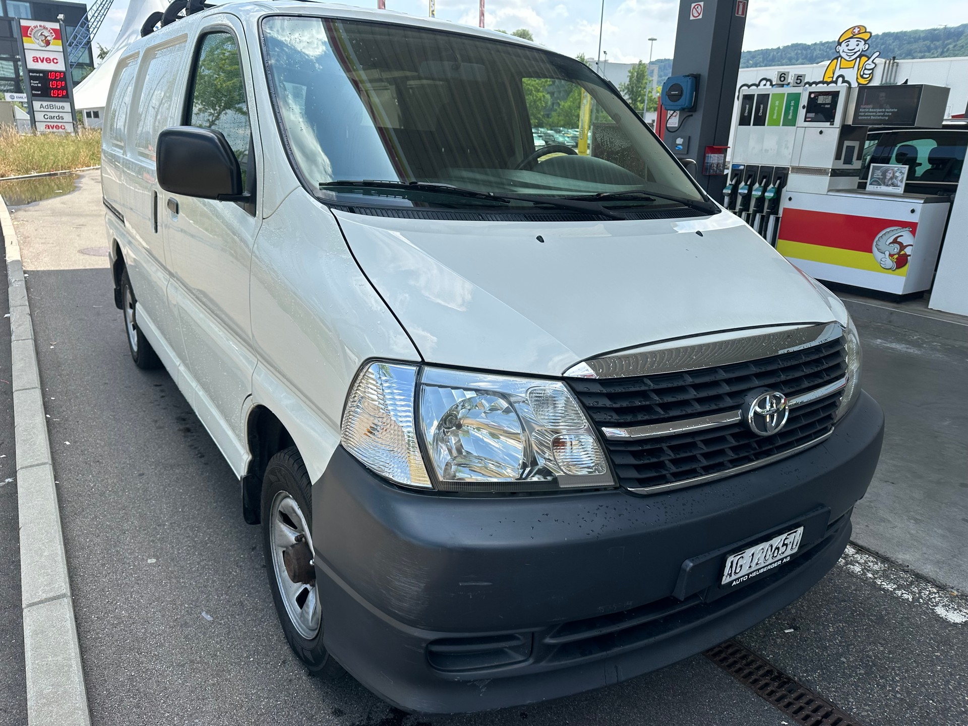 TOYOTA Hiace D-4D Van 4WD SWB-image-2