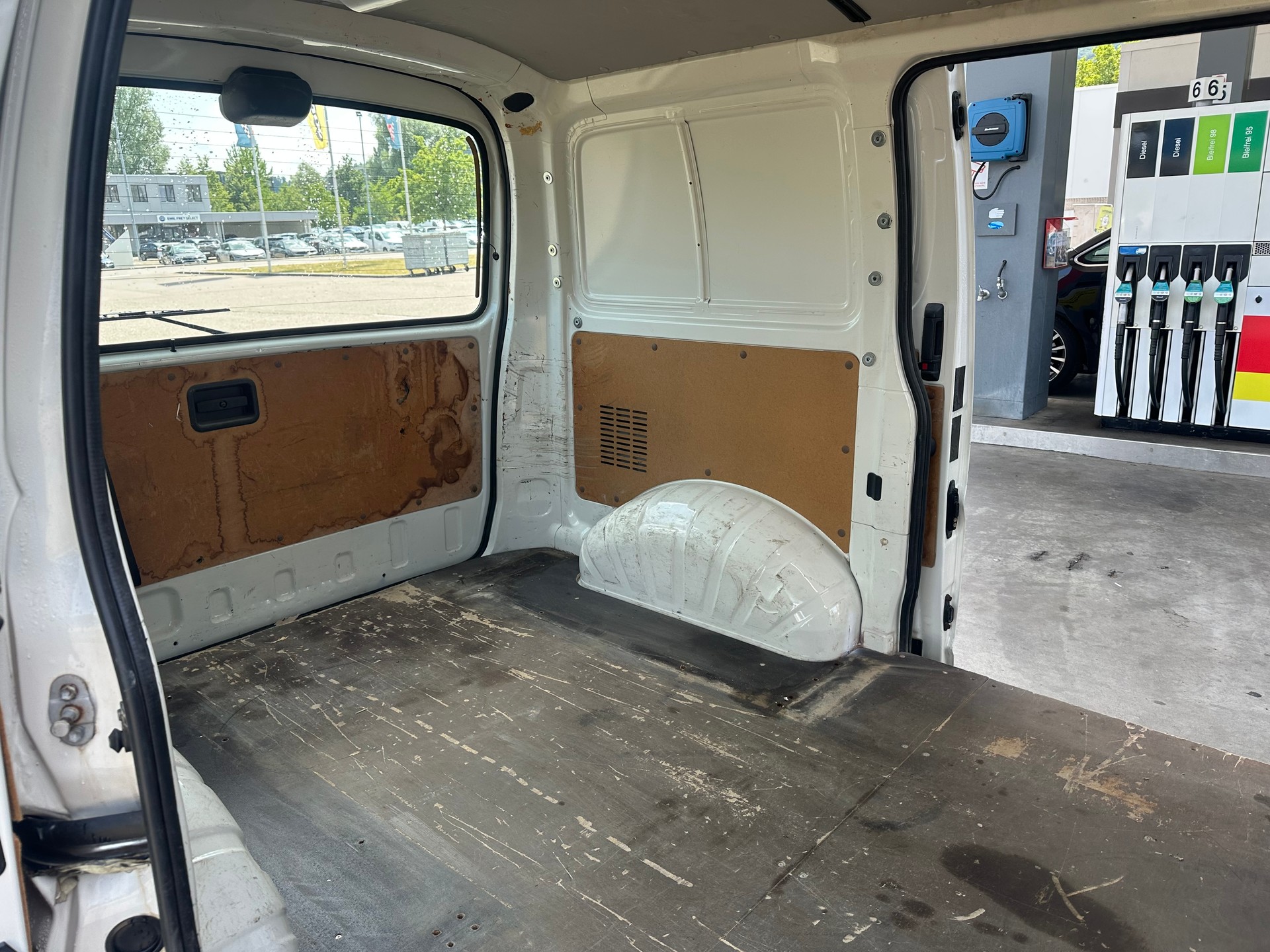 TOYOTA Hiace D-4D Van 4WD SWB-image-7