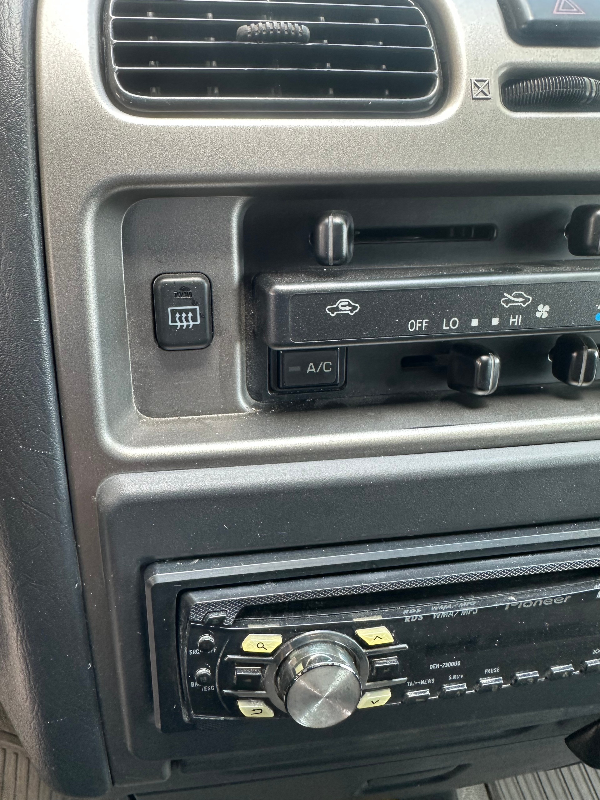TOYOTA Hiace D-4D Van 4WD SWB-image-5