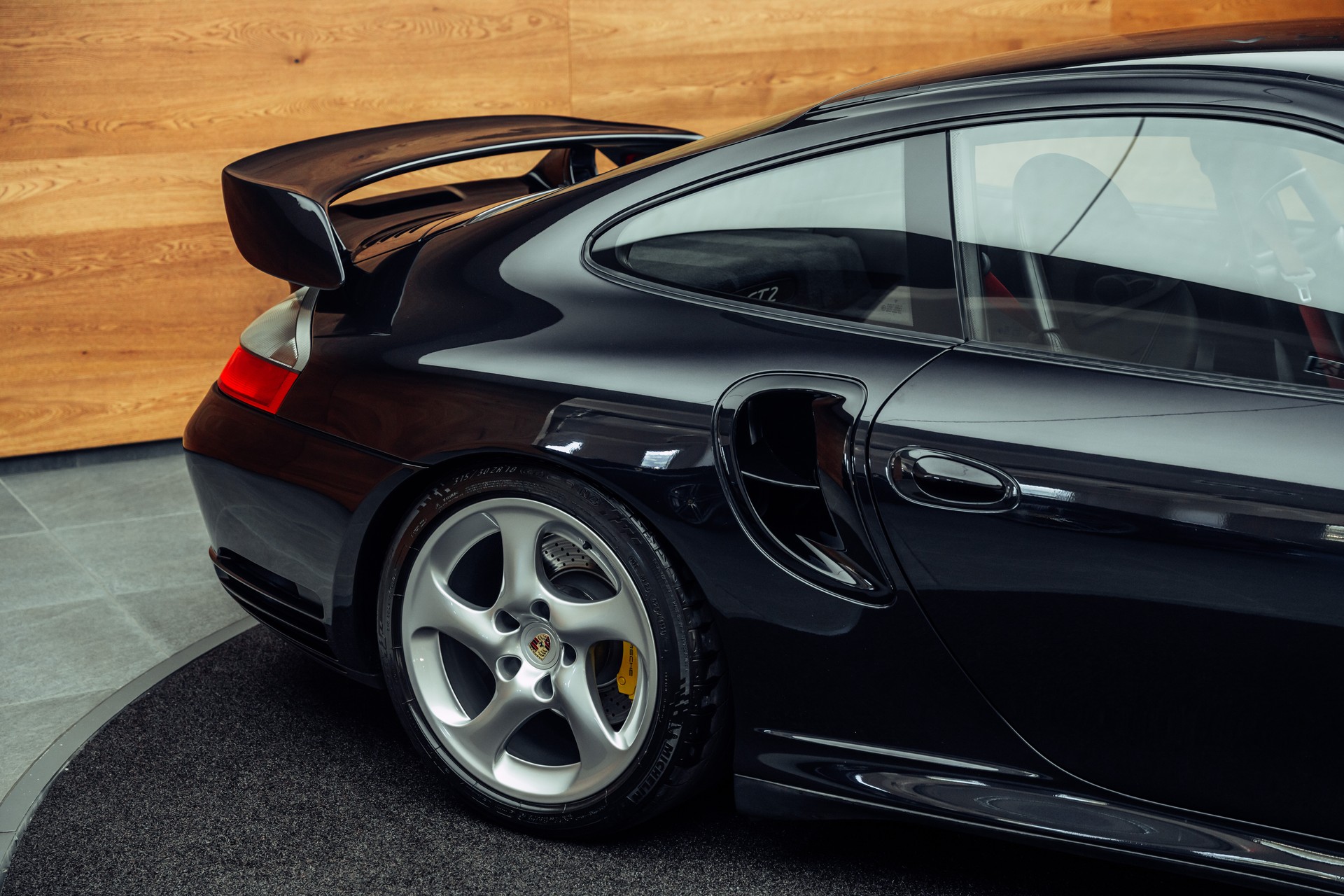 PORSCHE 911 GT2-image-18