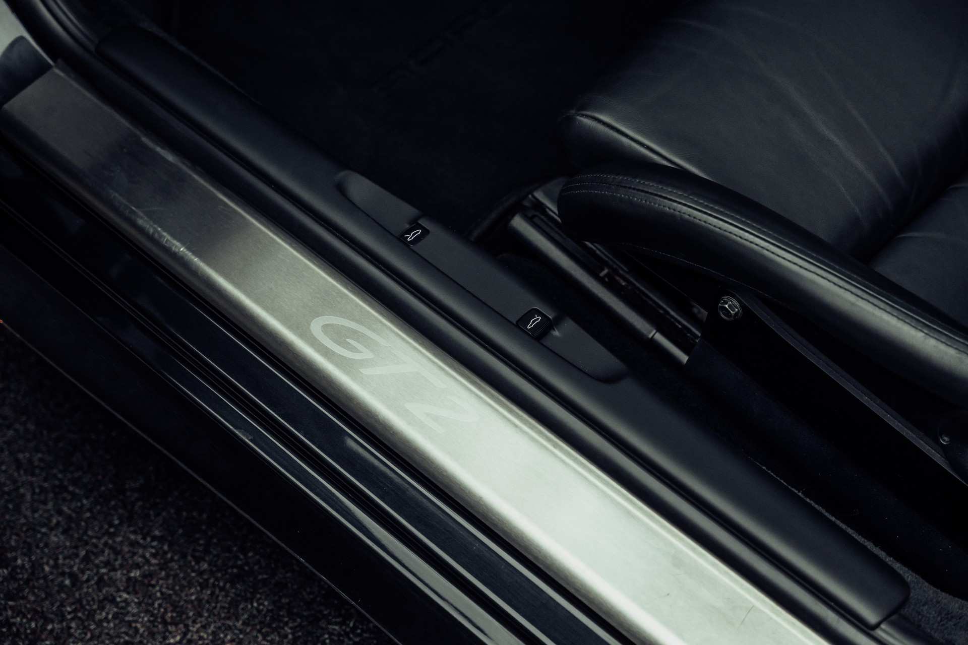 PORSCHE 911 GT2-image-11