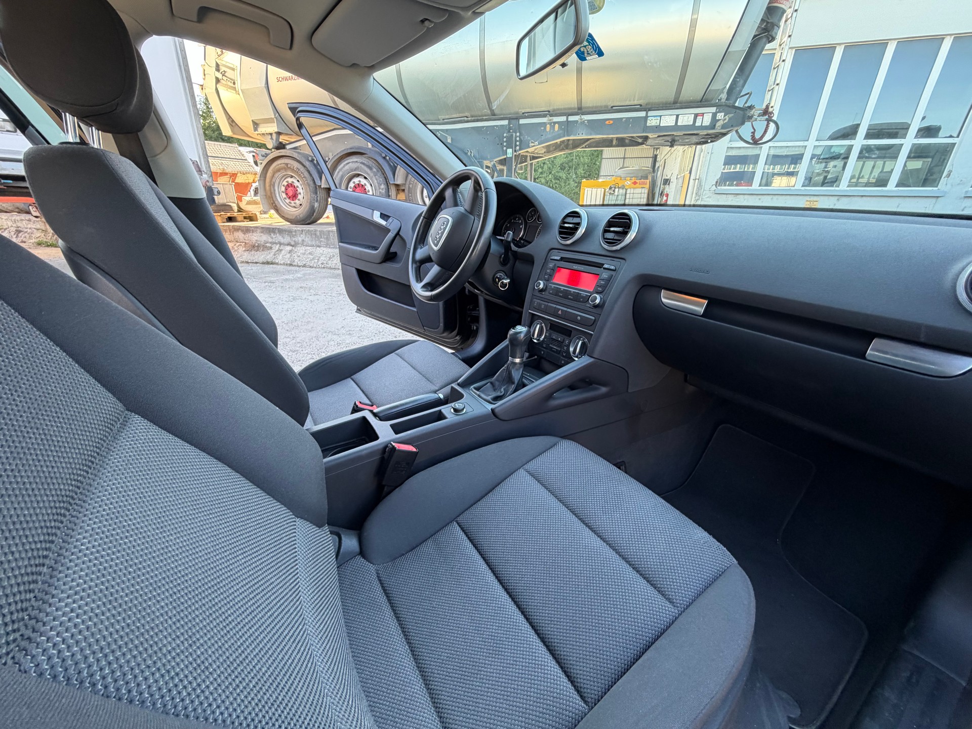 AUDI A3 Sportback 1.4 TFSI Ambition-image-9