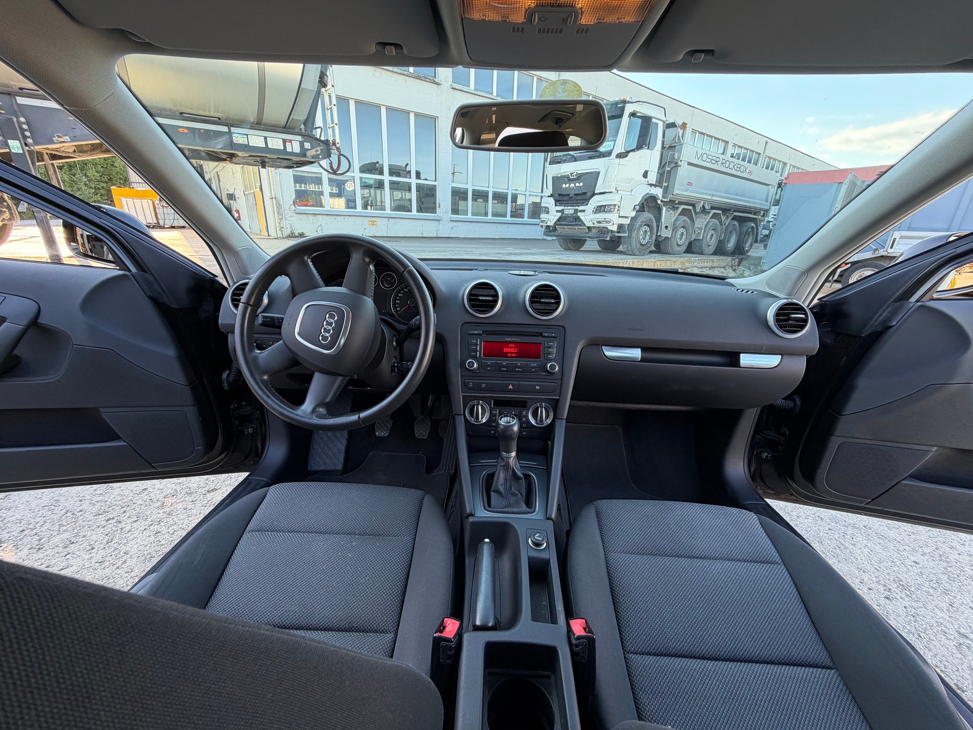AUDI A3 Sportback 1.4 TFSI Ambition-image-8