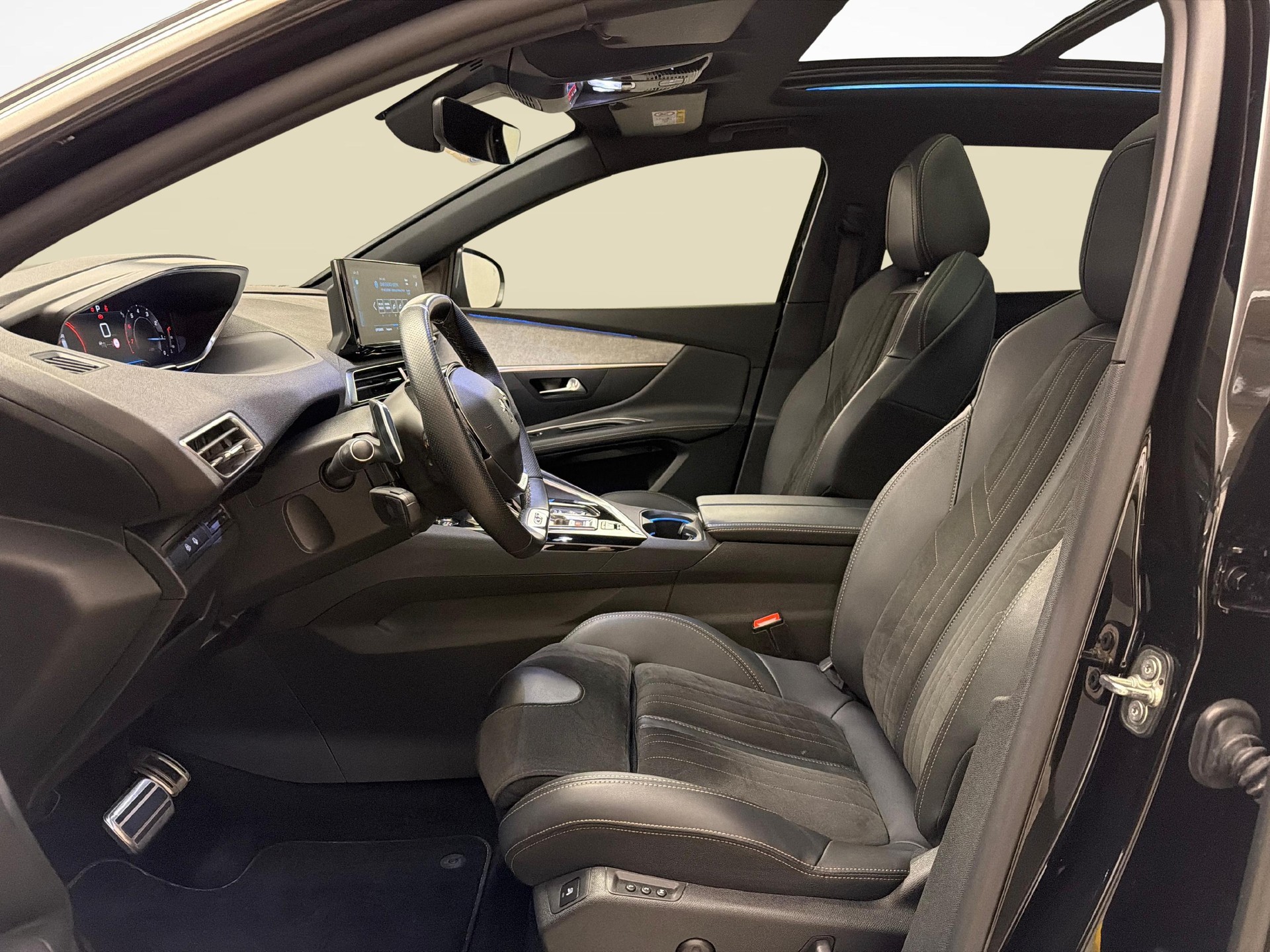 PEUGEOT 3008 1.2 PureTech GT Pack-image-8