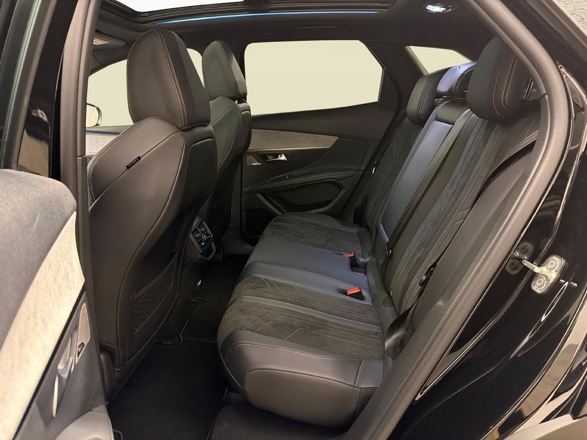 PEUGEOT 3008 1.2 PureTech GT Pack-image-10