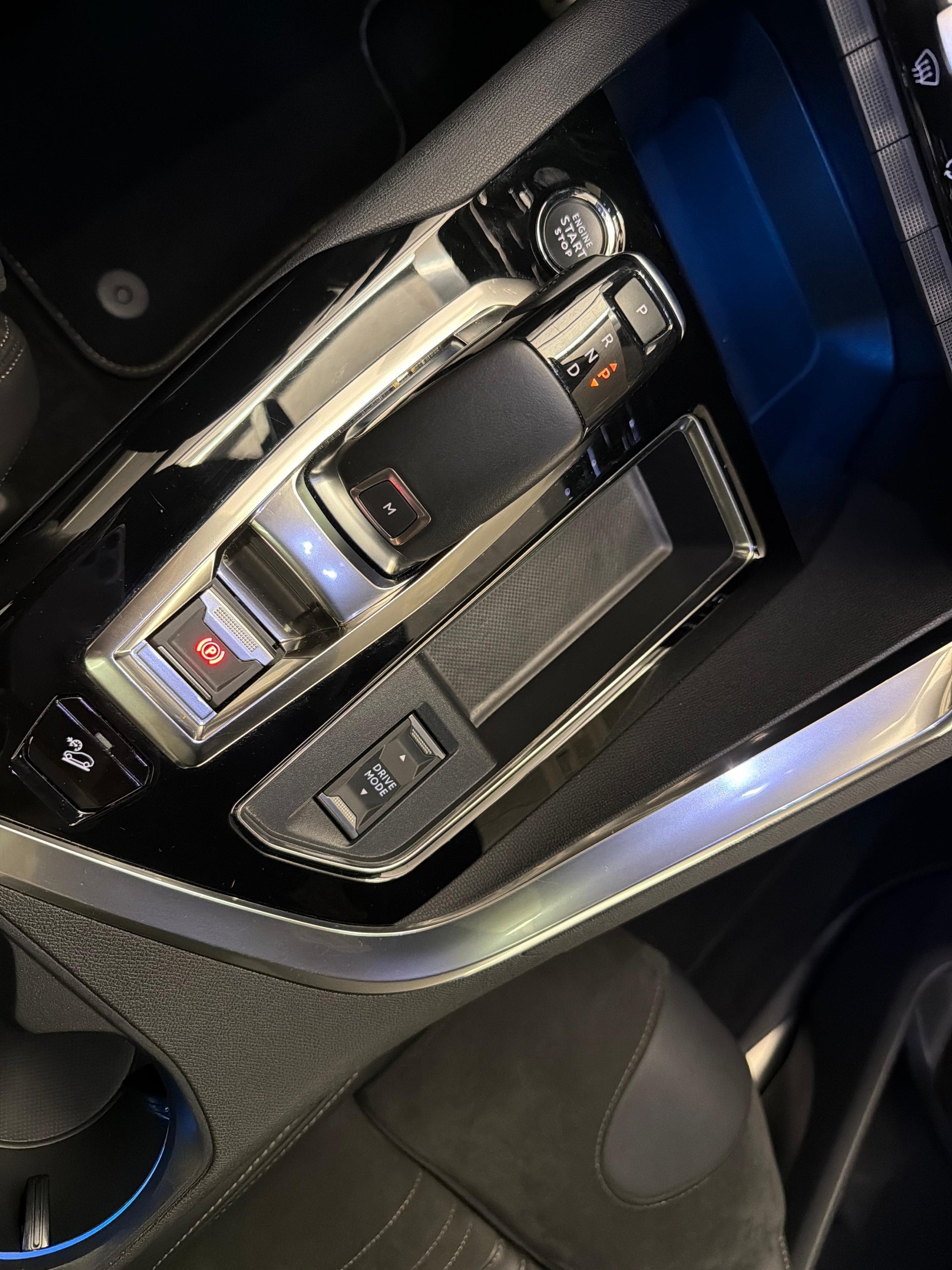 PEUGEOT 3008 1.2 PureTech GT Pack-image-11