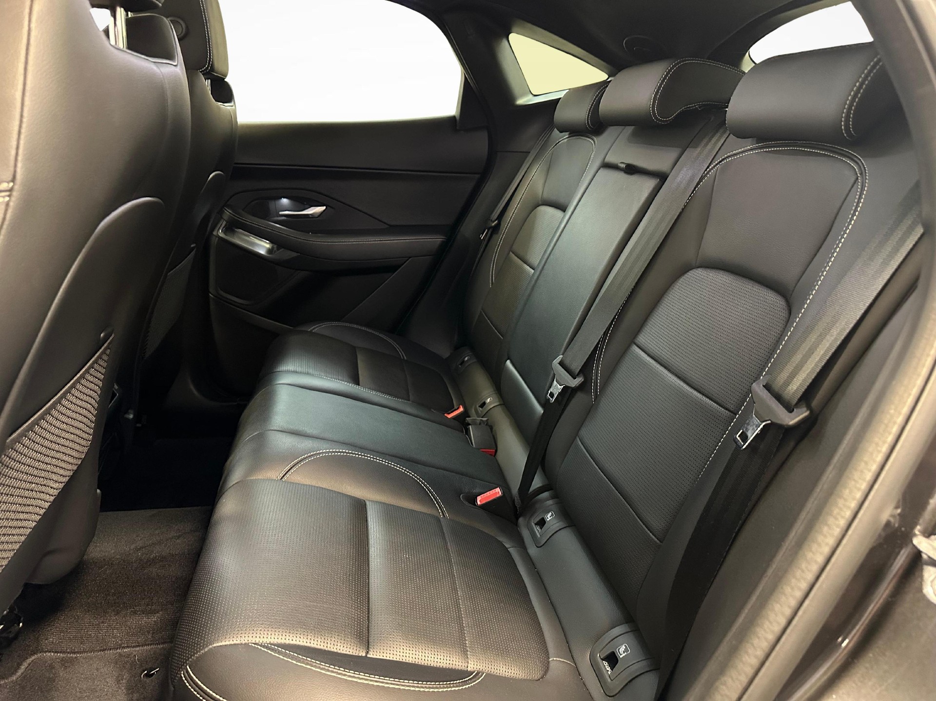 JAGUAR E-Pace 2.0 D I4 200 R-Dynamic S AWD-image-9