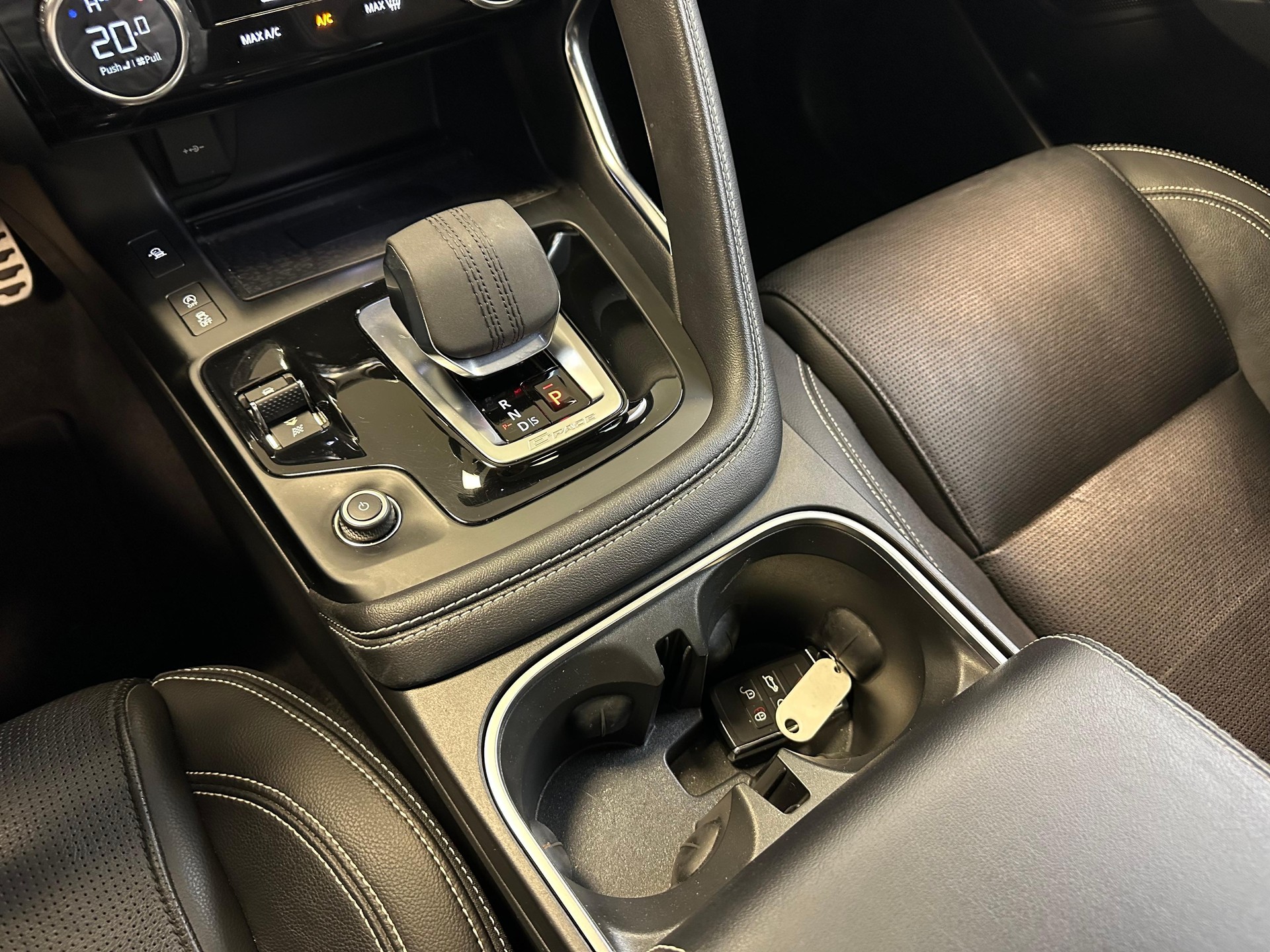 JAGUAR E-Pace 2.0 D I4 200 R-Dynamic S AWD-image-8