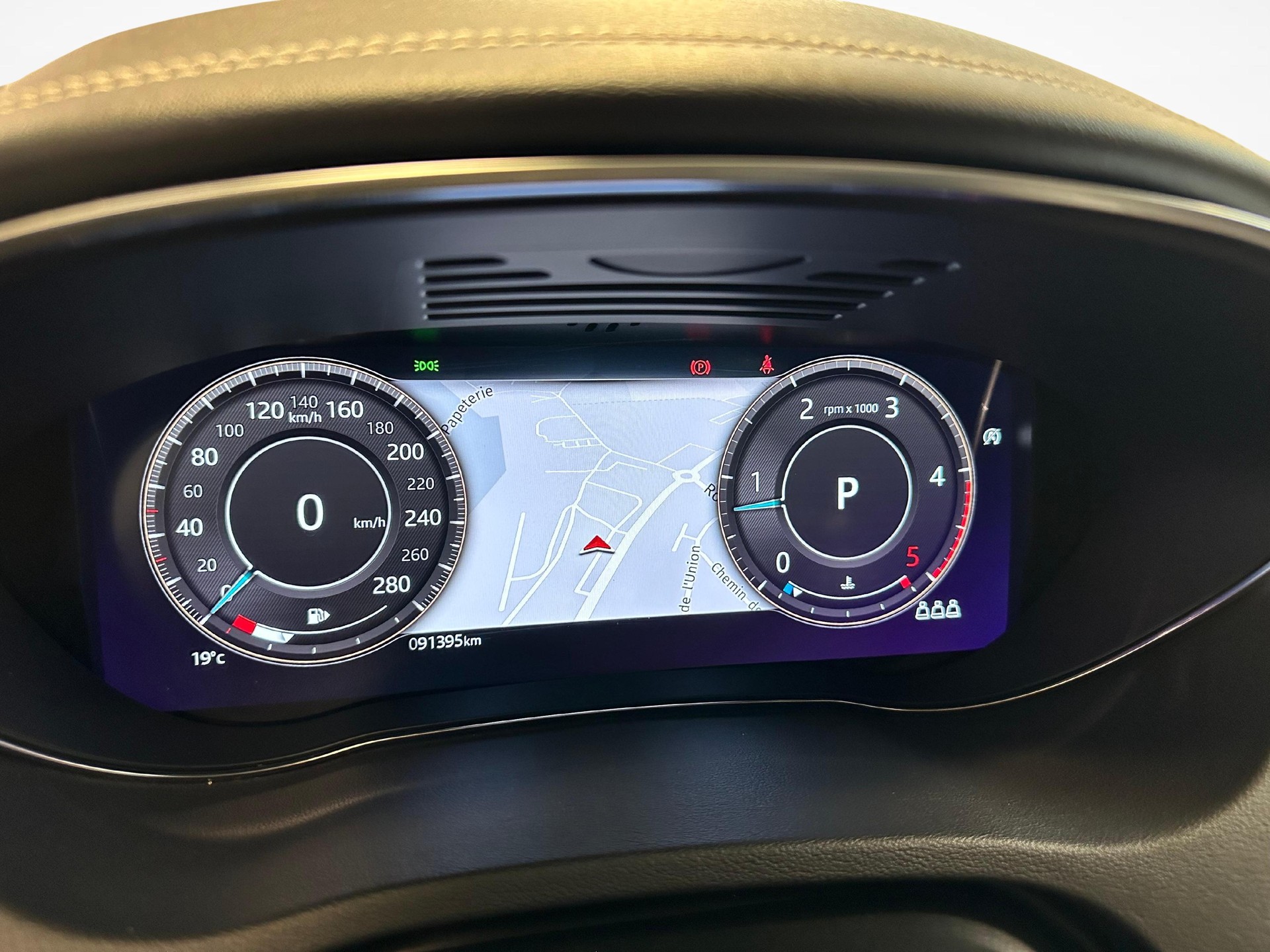 JAGUAR E-Pace 2.0 D I4 200 R-Dynamic S AWD-image-10
