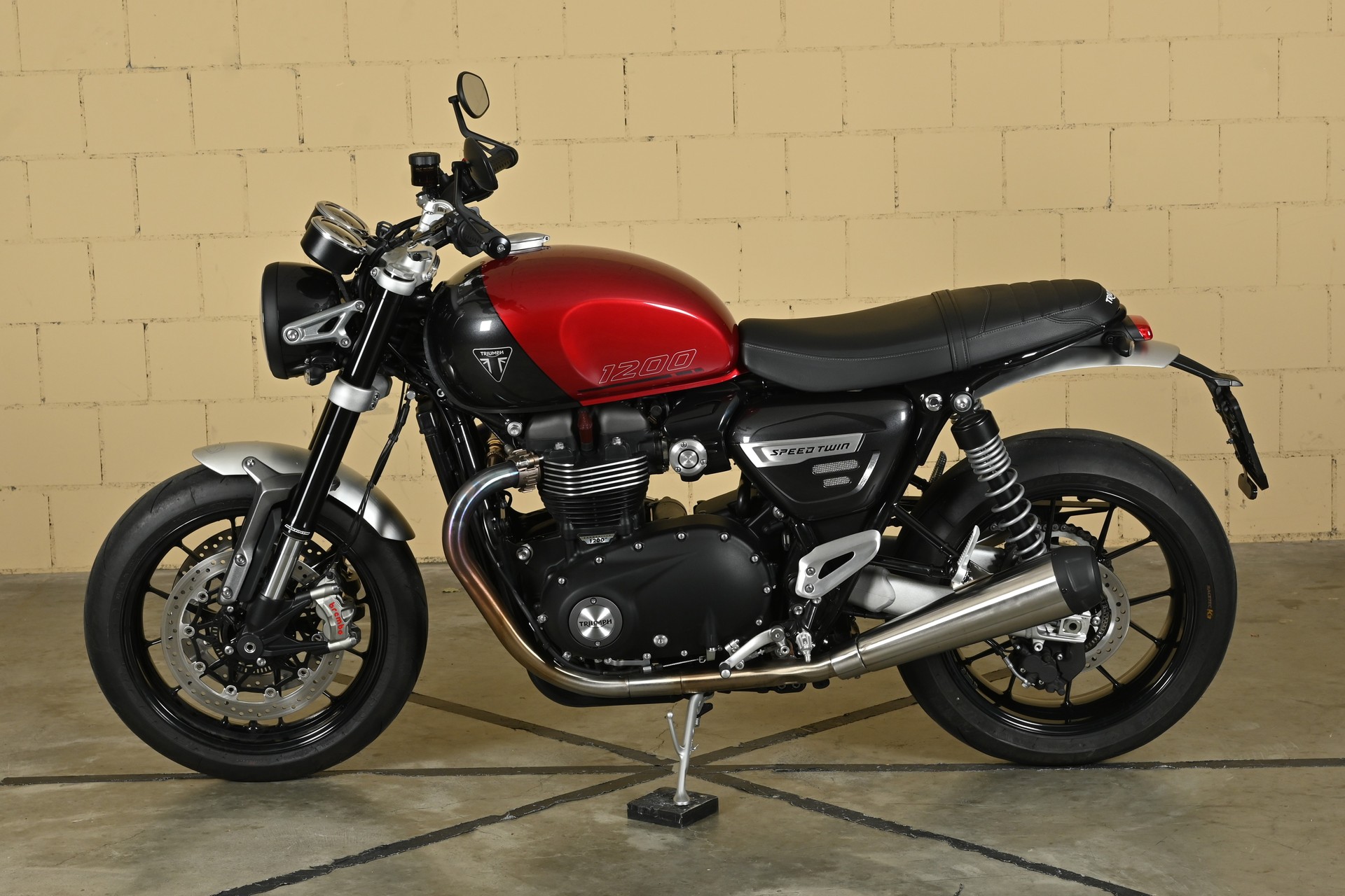TRIUMPH Speed Twin 1200-showroom-element-3