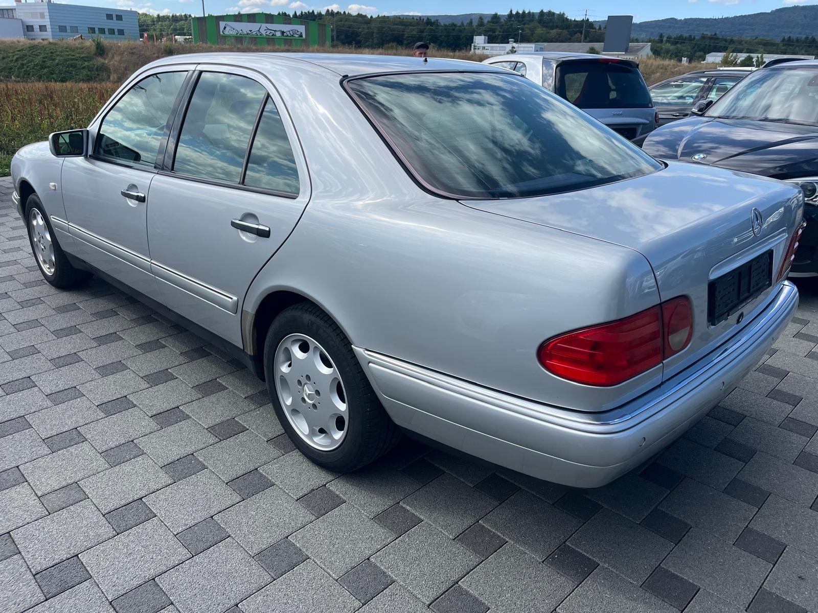 MERCEDES-BENZ E 320 Classic 4-Matic Automatic-image-4