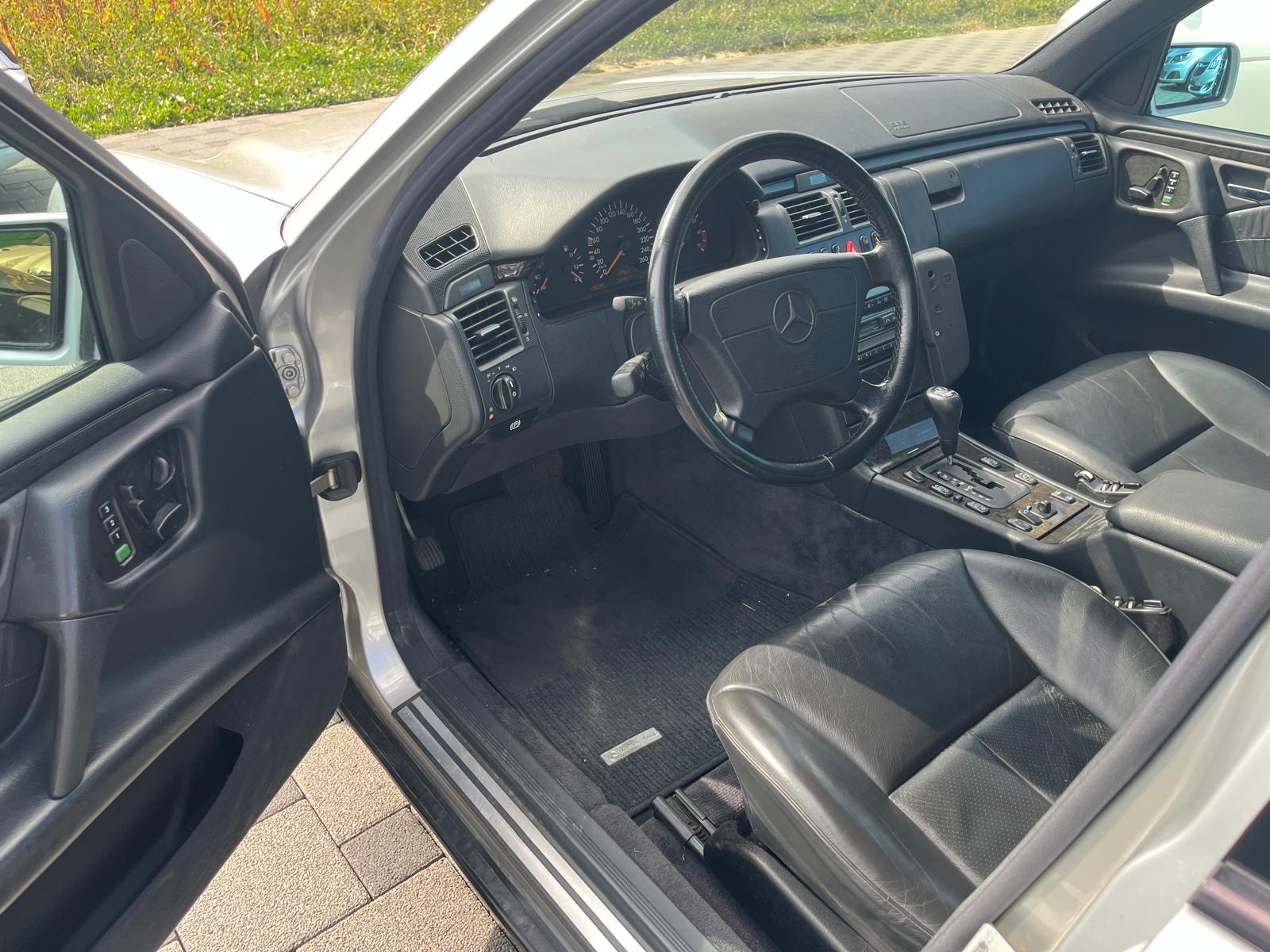 MERCEDES-BENZ E 320 Classic 4-Matic Automatic-image-8