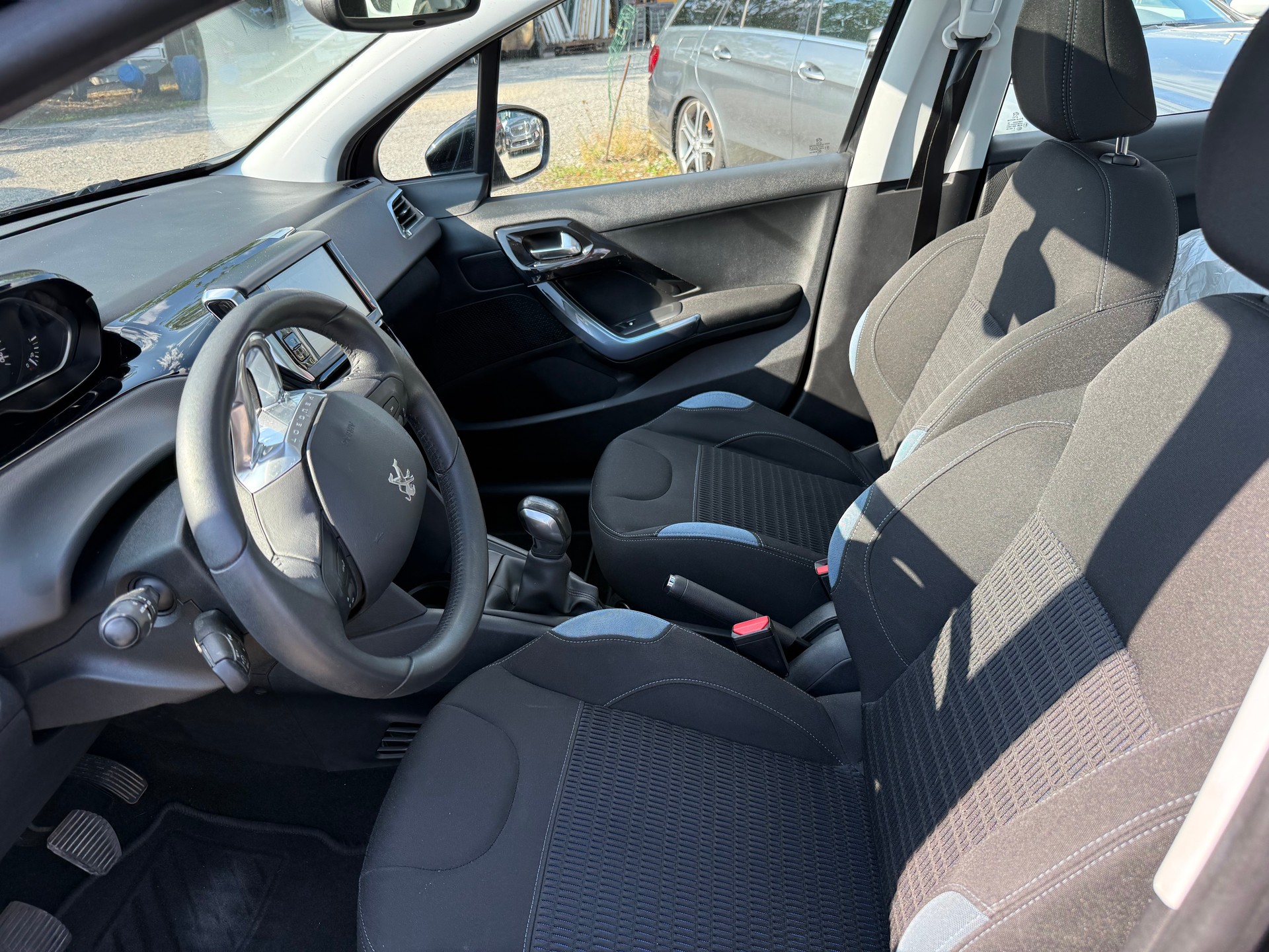 PEUGEOT 208 1.6 VTI Allure-image-5