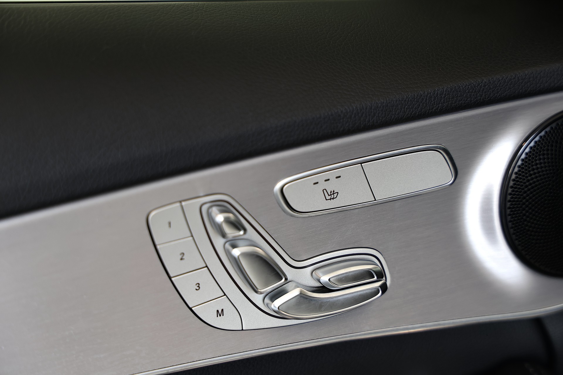 MERCEDES-BENZ C 300 d AMG Line 4matic Kombi-image-12