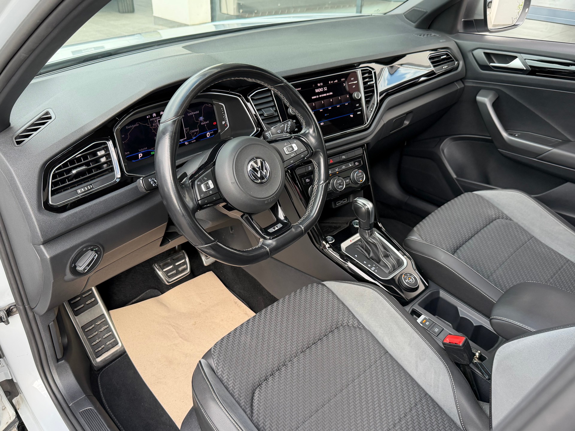 VW T-Roc 2.0 TSI R DSG 4Motion-image-13