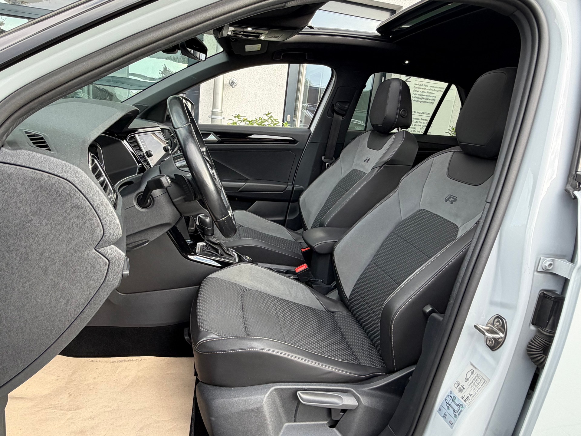 VW T-Roc 2.0 TSI R DSG 4Motion-image-12