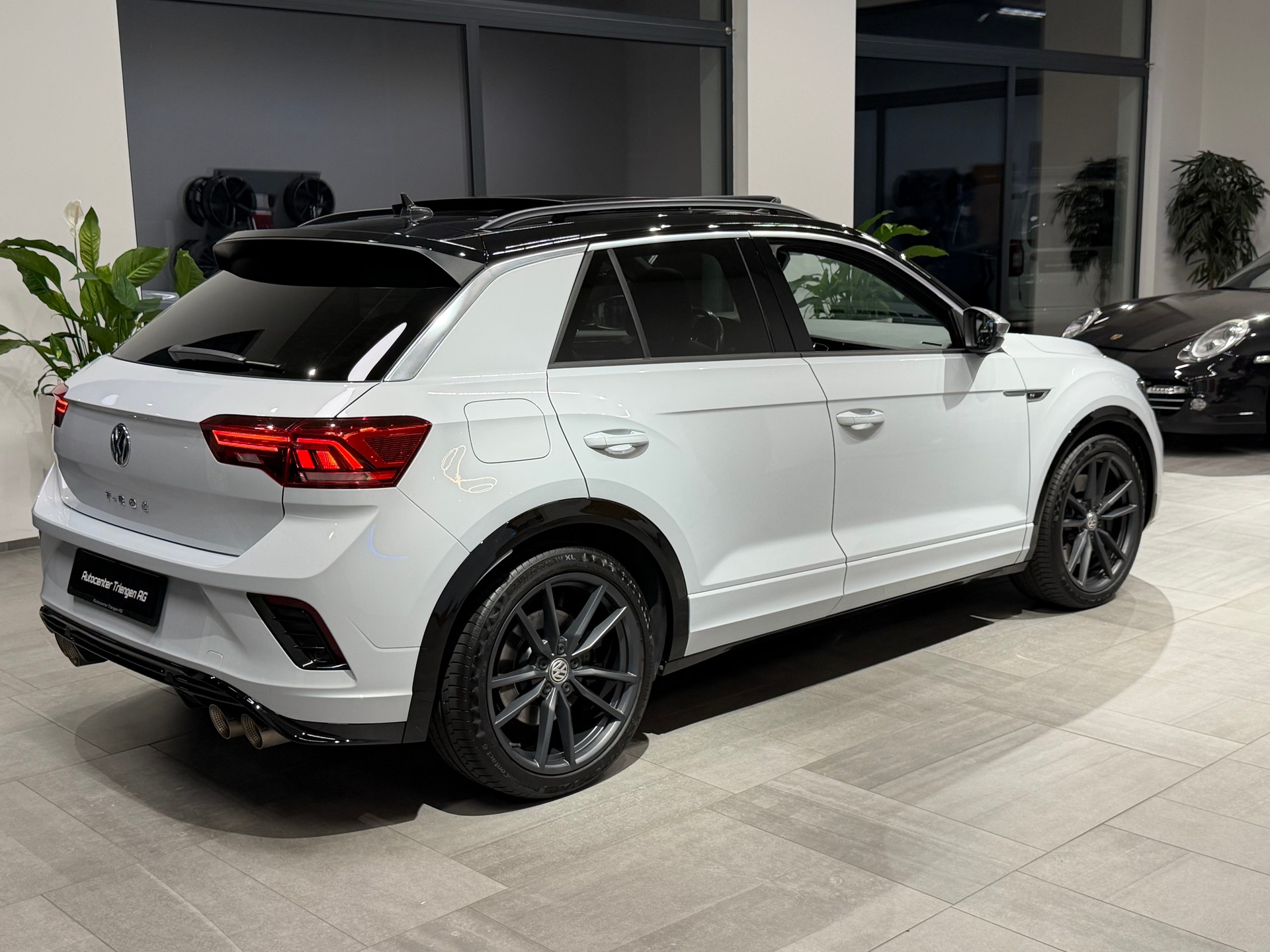 VW T-Roc 2.0 TSI R DSG 4Motion-image-5