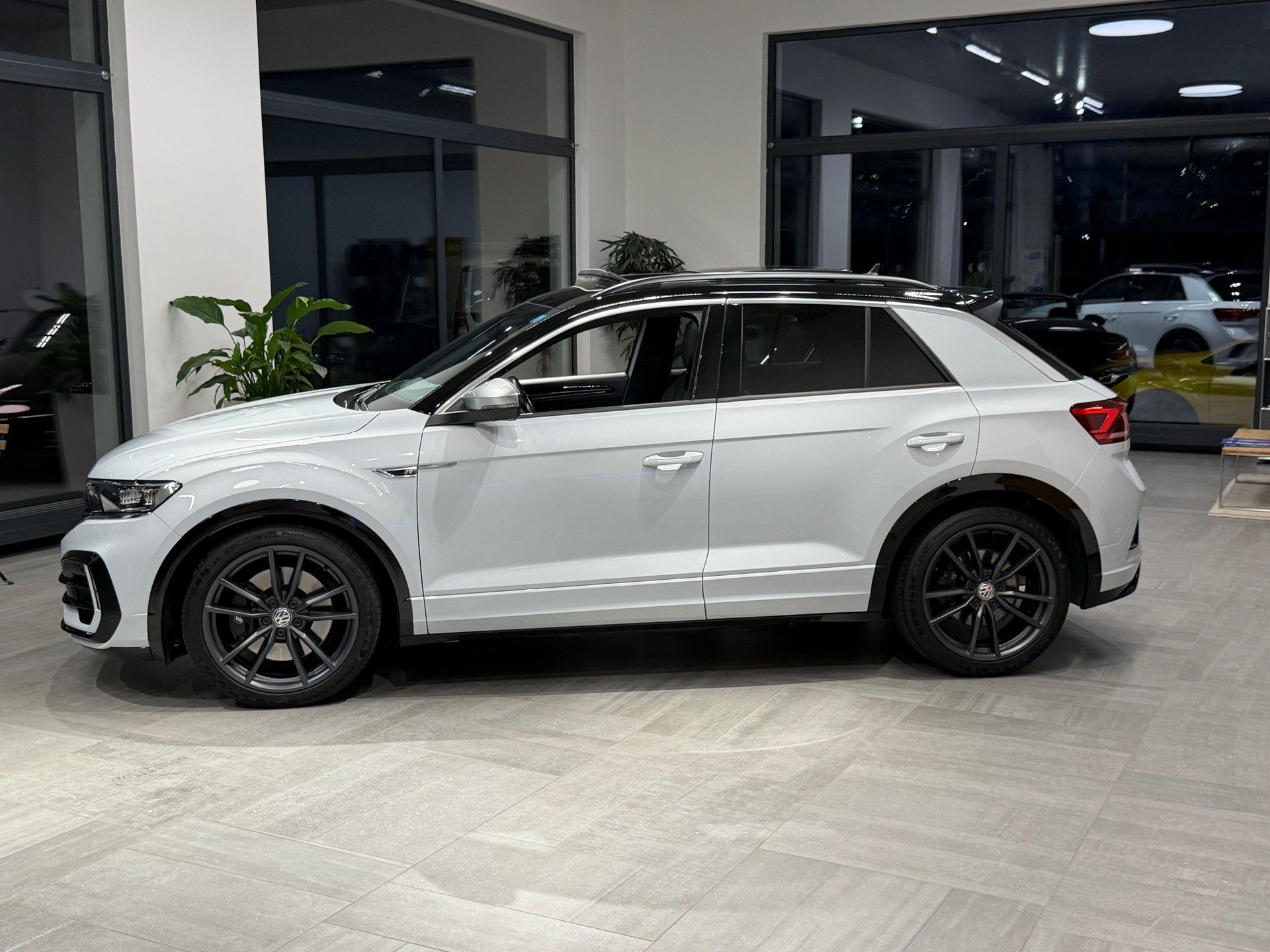 VW T-Roc 2.0 TSI R DSG 4Motion-image-4