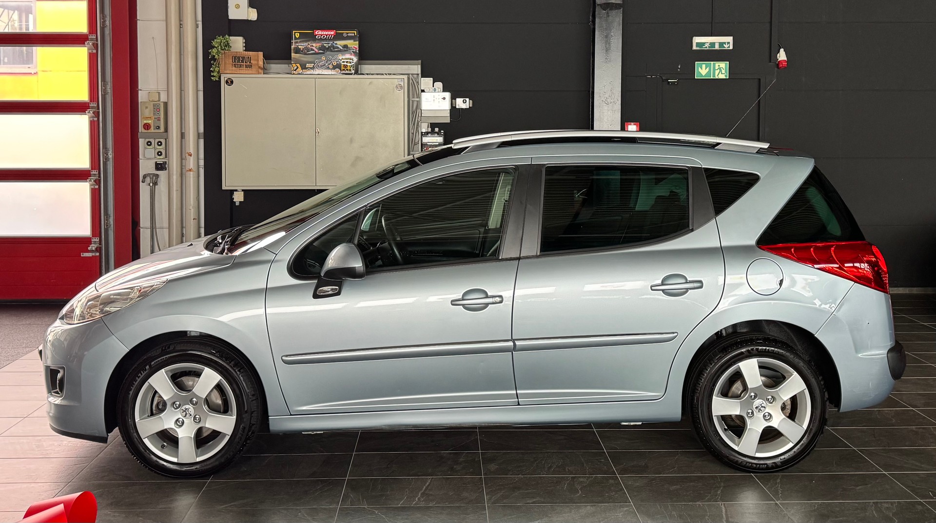 PEUGEOT 207 SW 1.6 16V Allure Automatic-image-3