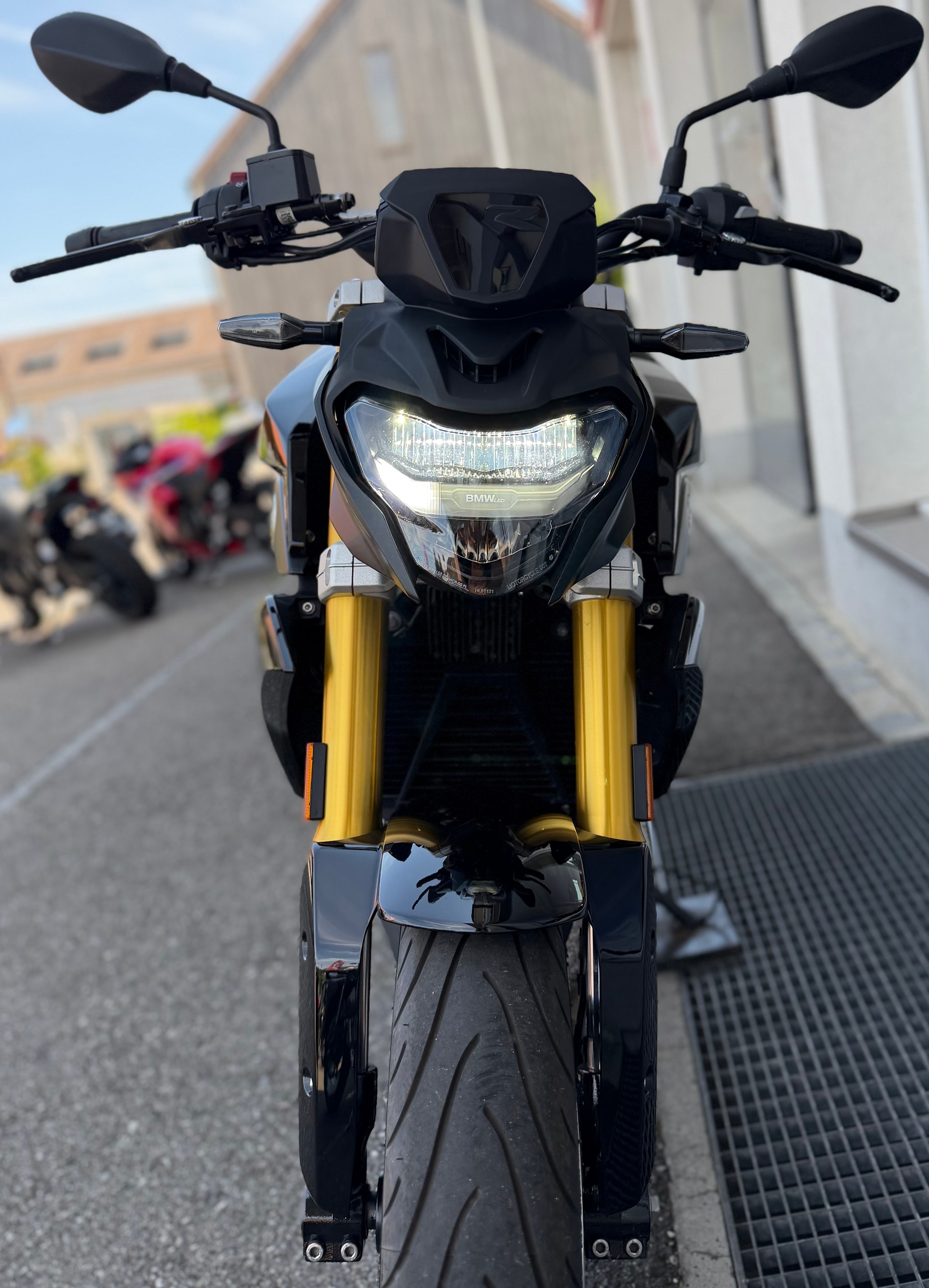 BMW G 310 R-showroom-element-1